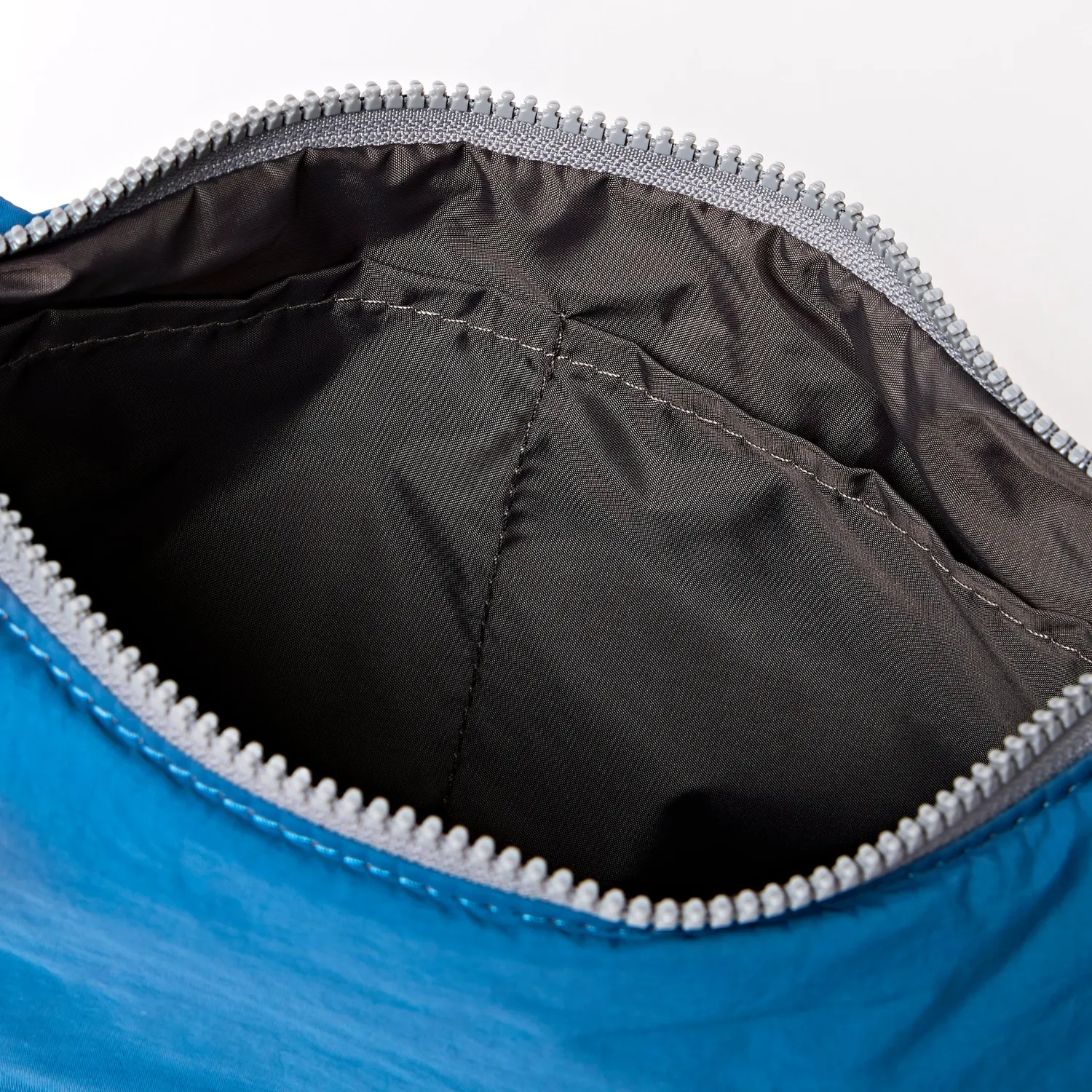 Roka London Farringdon Half Moon taske Small blå puffy