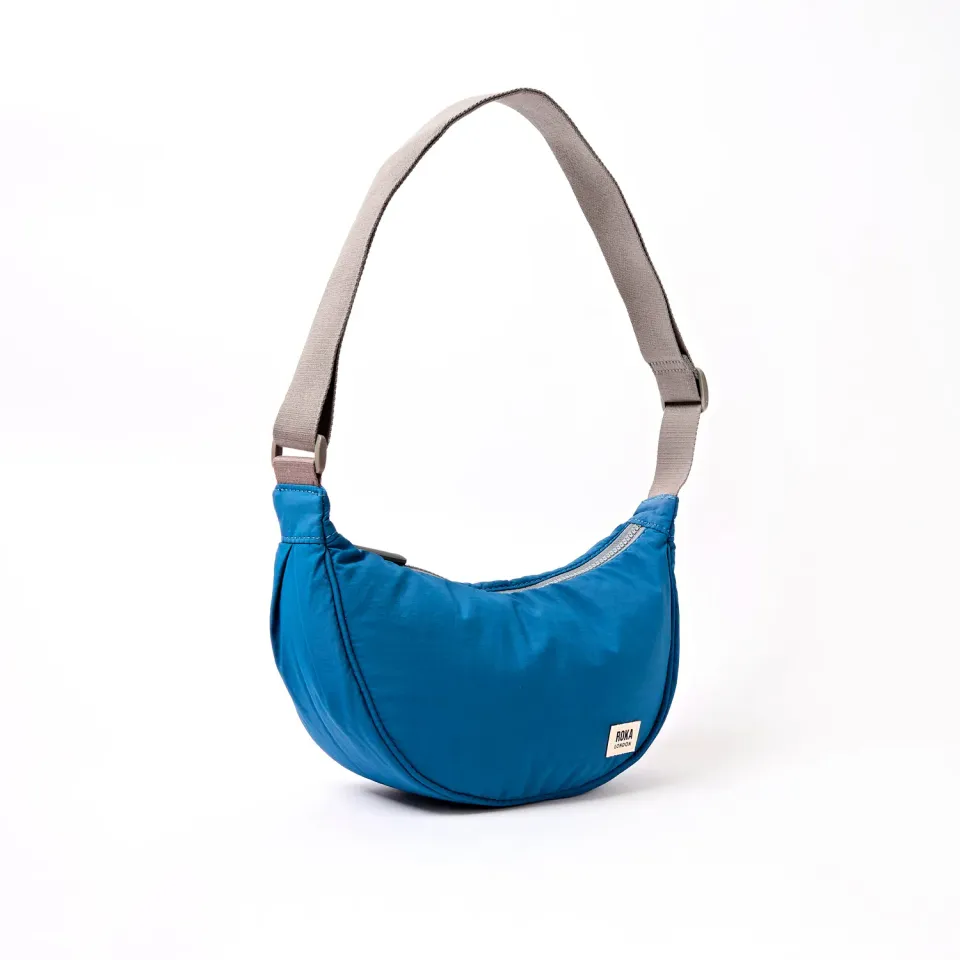 Roka London Farringdon Half Moon taske Small blå puffy