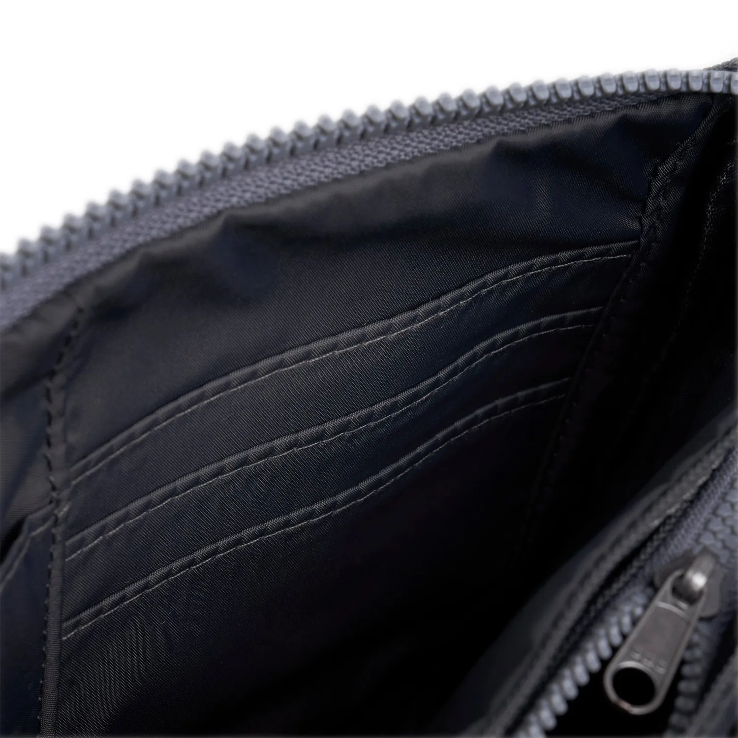 Roka London Carnaby crossbody taske faded black XL pungtaske