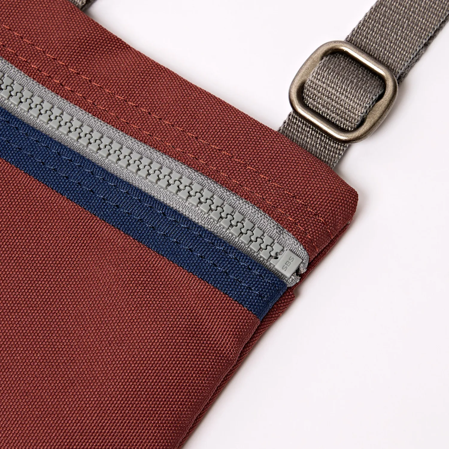 Roka London Chelsea Pocket Sling taske Henna Stripe XS nylon
