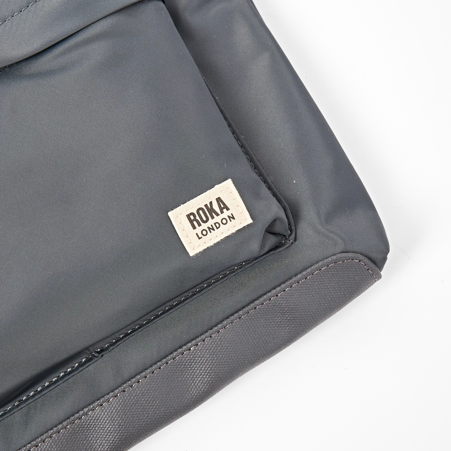 Roka London Kennington crossbody taske medium beluga struktur