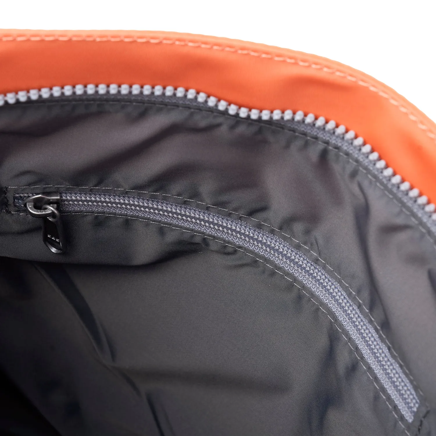 Roka London Kennington crossbody taske Firecracker Medium orange