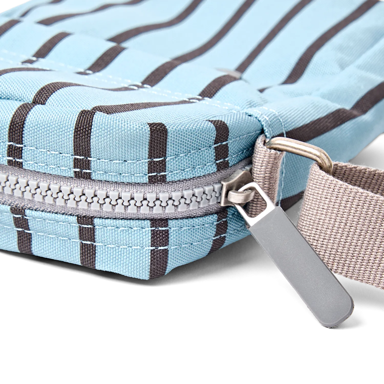 Roka London Bond crossbody taske Small blåstribet 1,5 liter