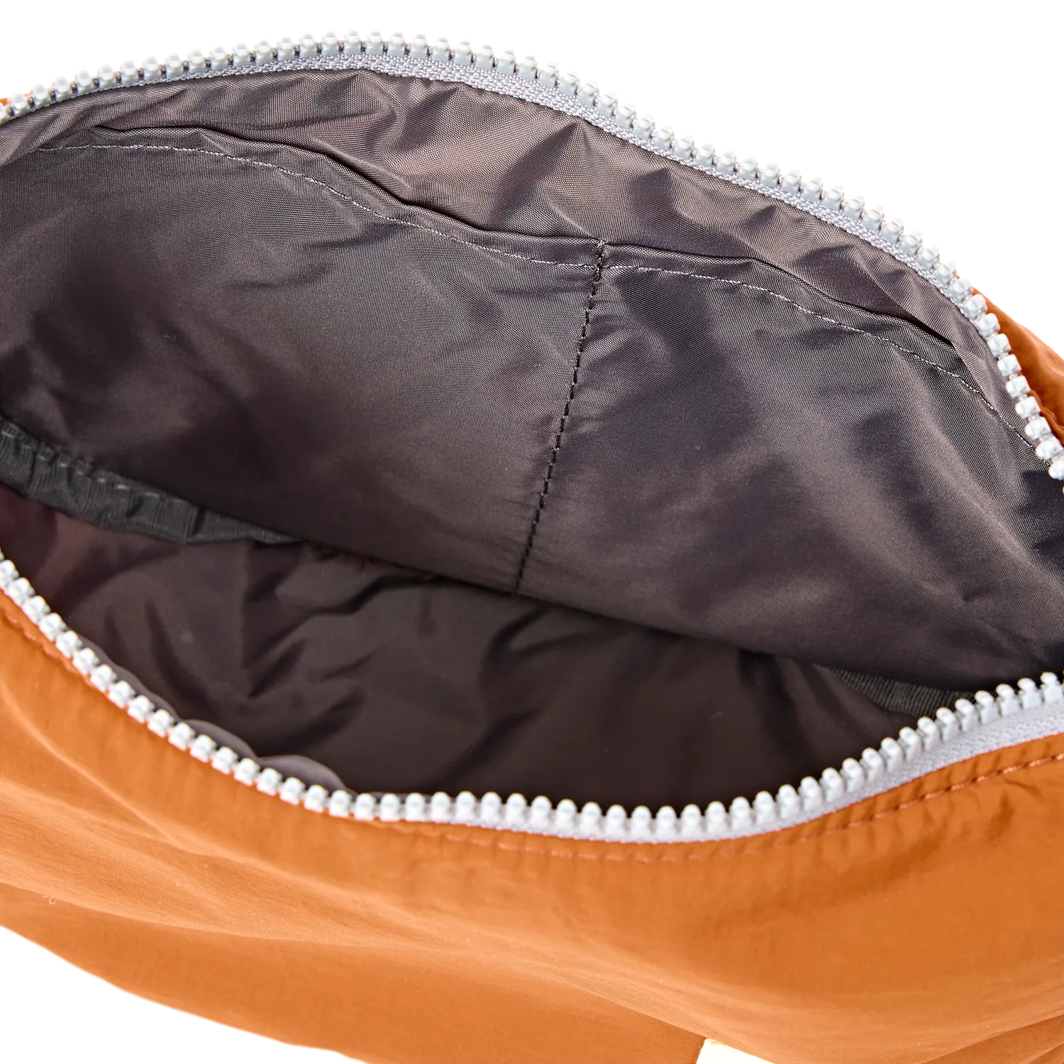 Roka London Farringdon skuldertaske Small 4,2 liter Dijon