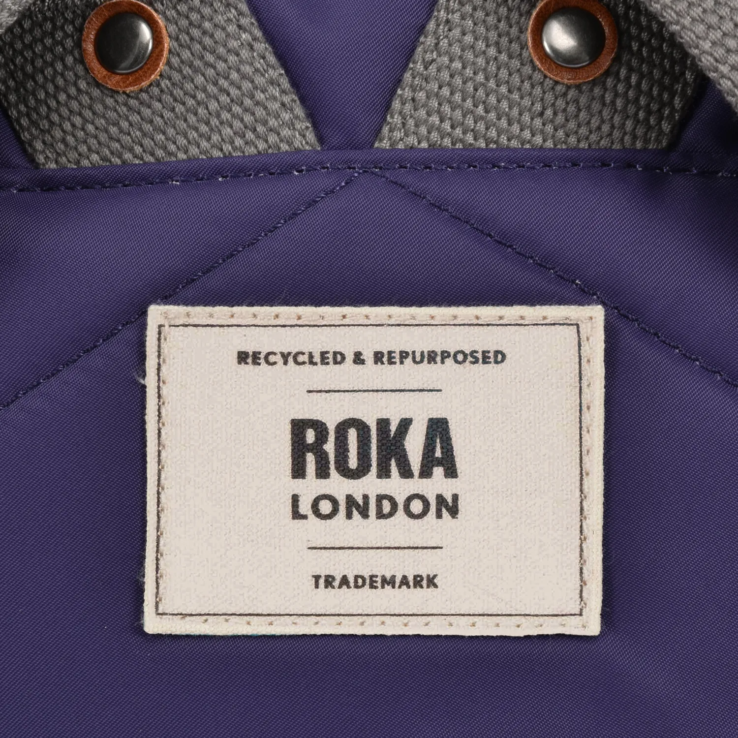 Roka London Canfield Roll Top rygsæk Mulberry Medium vejrbestandig