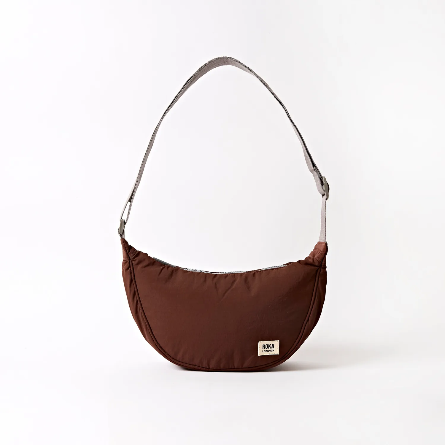 Roka London Farringdon Chocolate halvmåne taske Small 4,2L