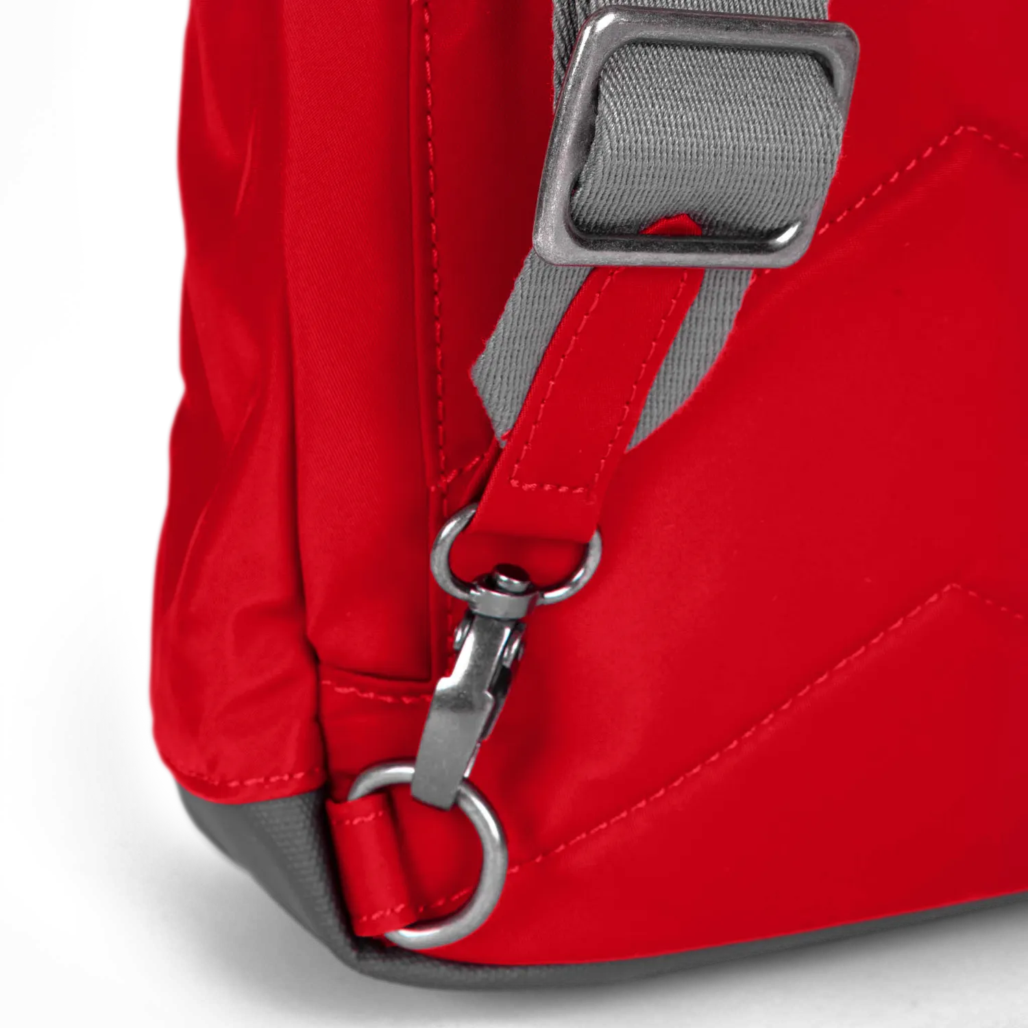 Roka Willesden slingtaske Cranberry Large 5 liter