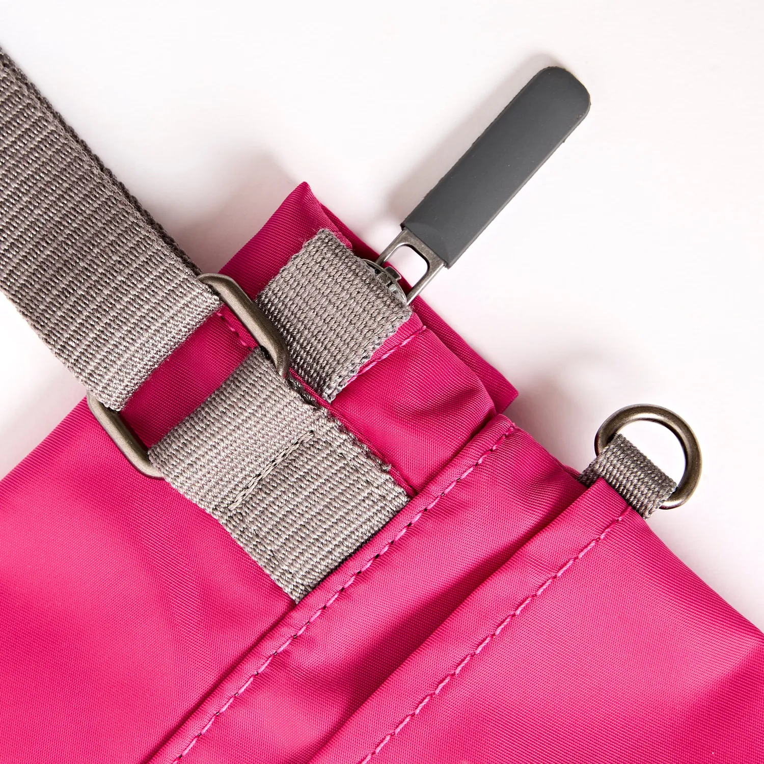Roka London Stratford Small crossbody taske Granita Red vegansk