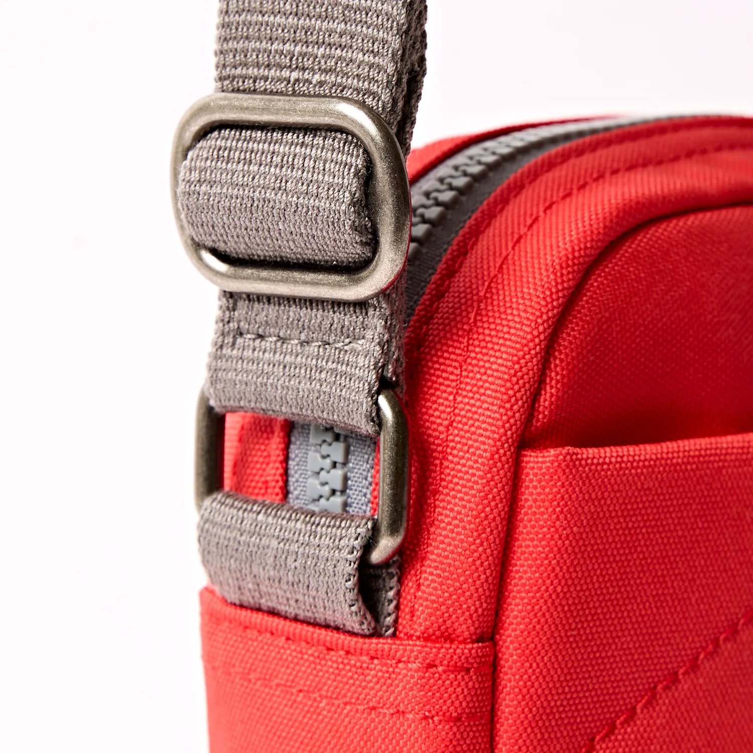 Roka London Bond Small crossbody taske scarlet 1,5 liter