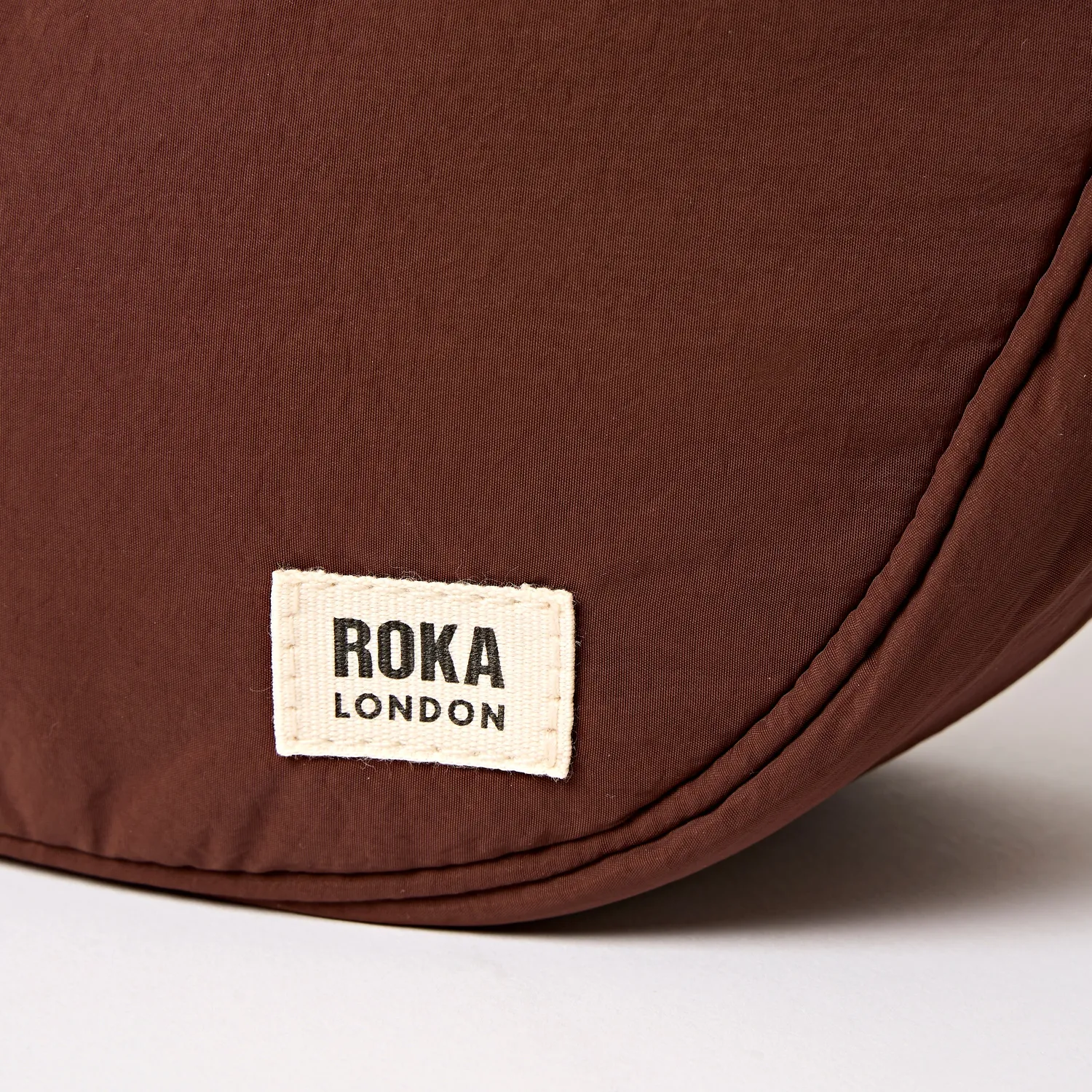 Roka London Farringdon Chocolate halvmåne taske Small 4,2L