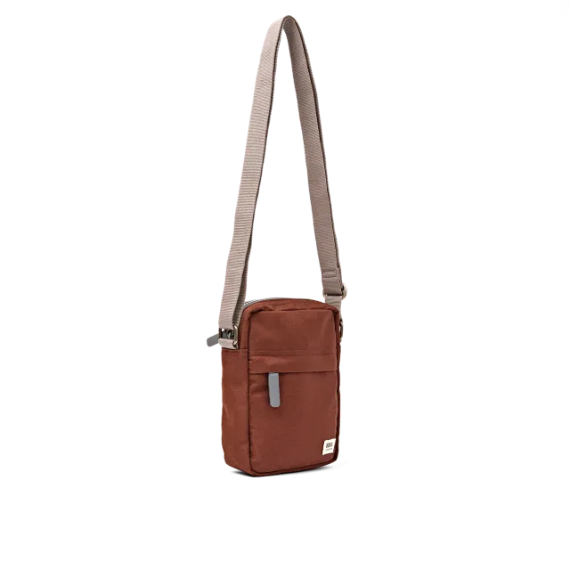 Roka London Bond Pocket crossbody taske Chocolate Small vejrafvisende