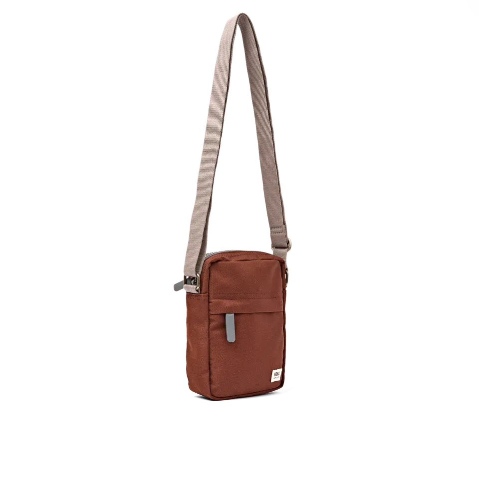 Roka London Bond Pocket crossbody taske Chocolate Small vejrafvisende