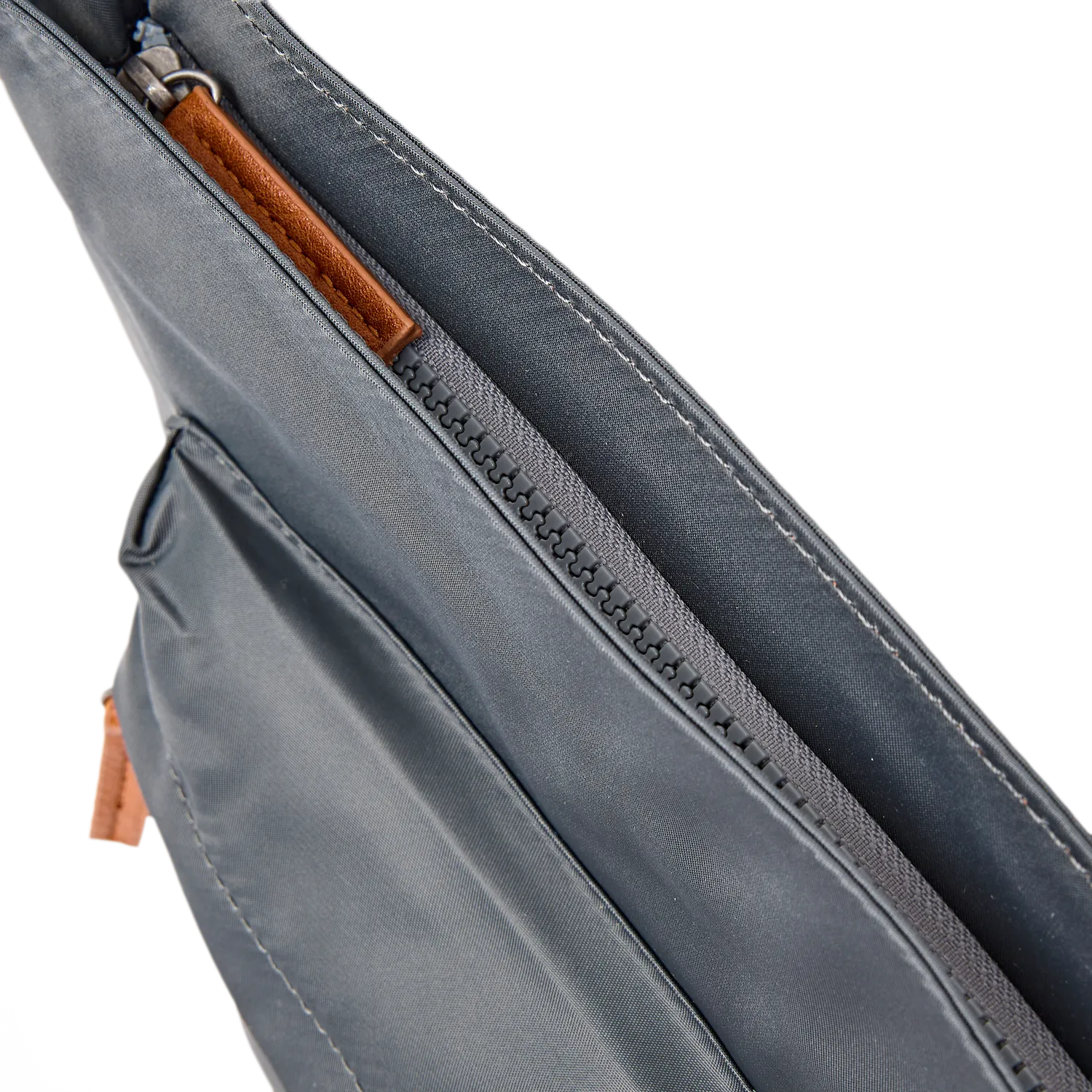 Roka London Kennington crossbody taske medium beluga struktur