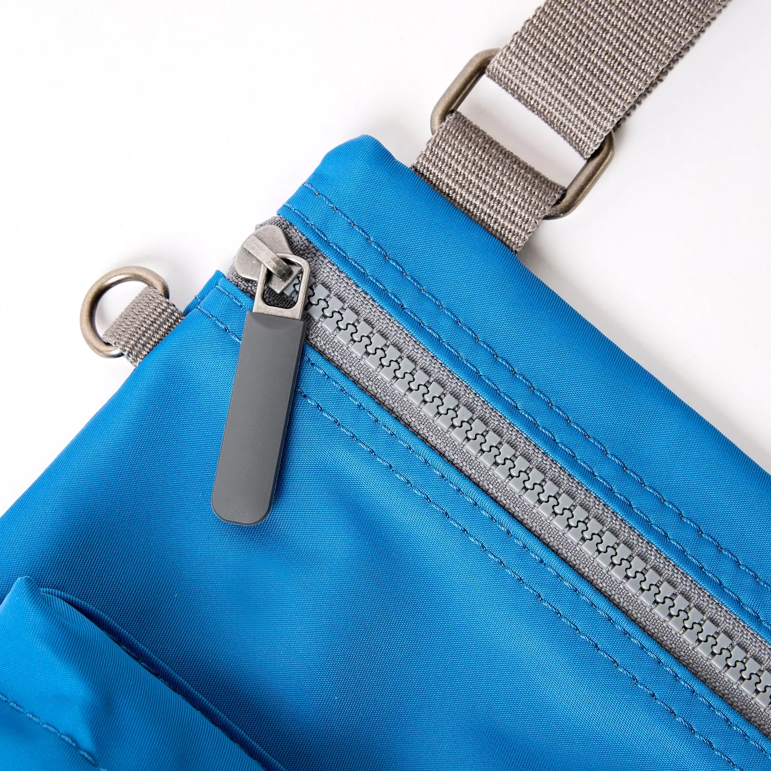 Roka London Chelsea B skuldertaske Medium blå let 0,6 liter
