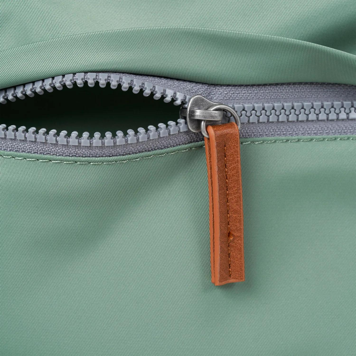 Roka Kennington skuldertaske Frost Medium nylon
