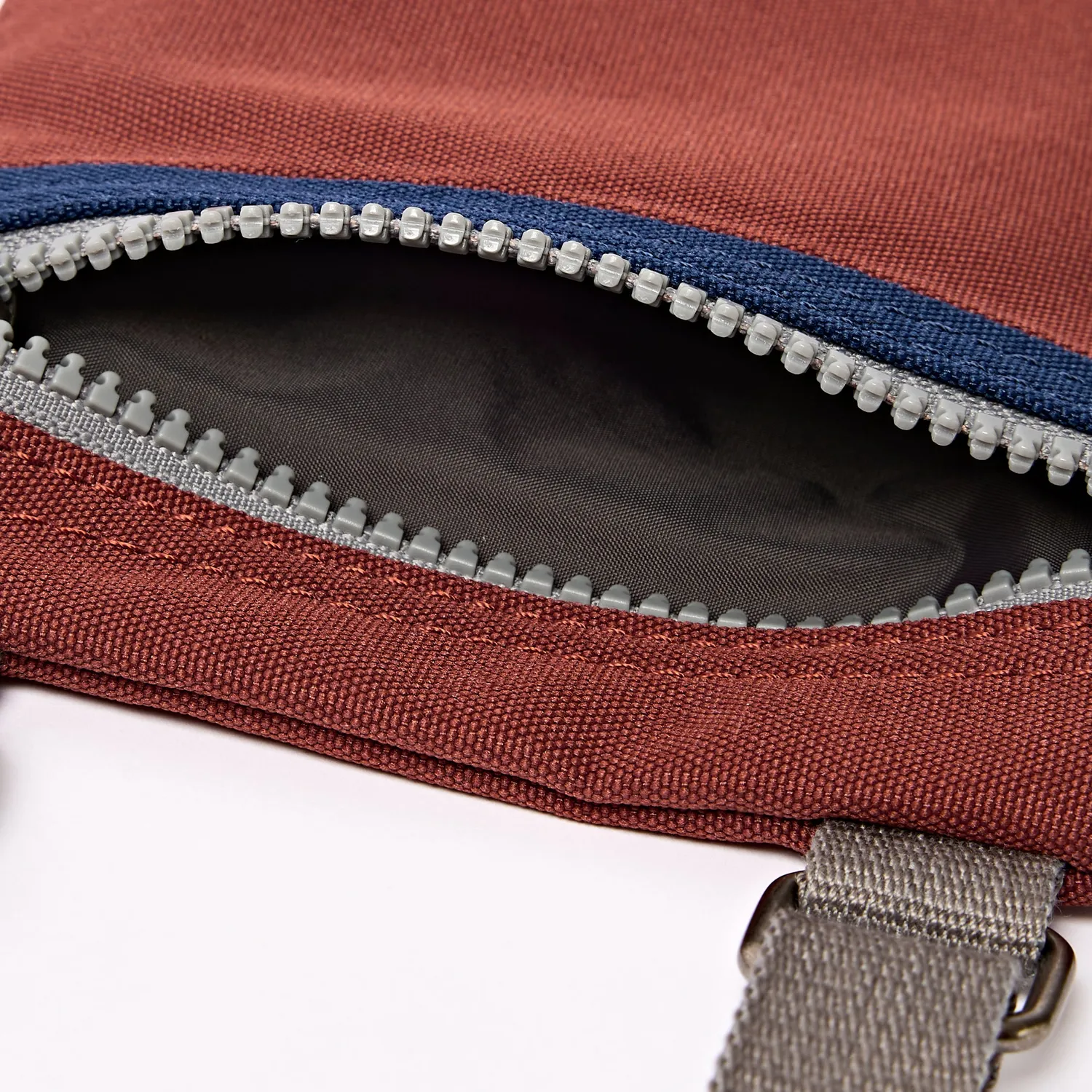 Roka London Chelsea Pocket Sling taske Henna Stripe XS nylon