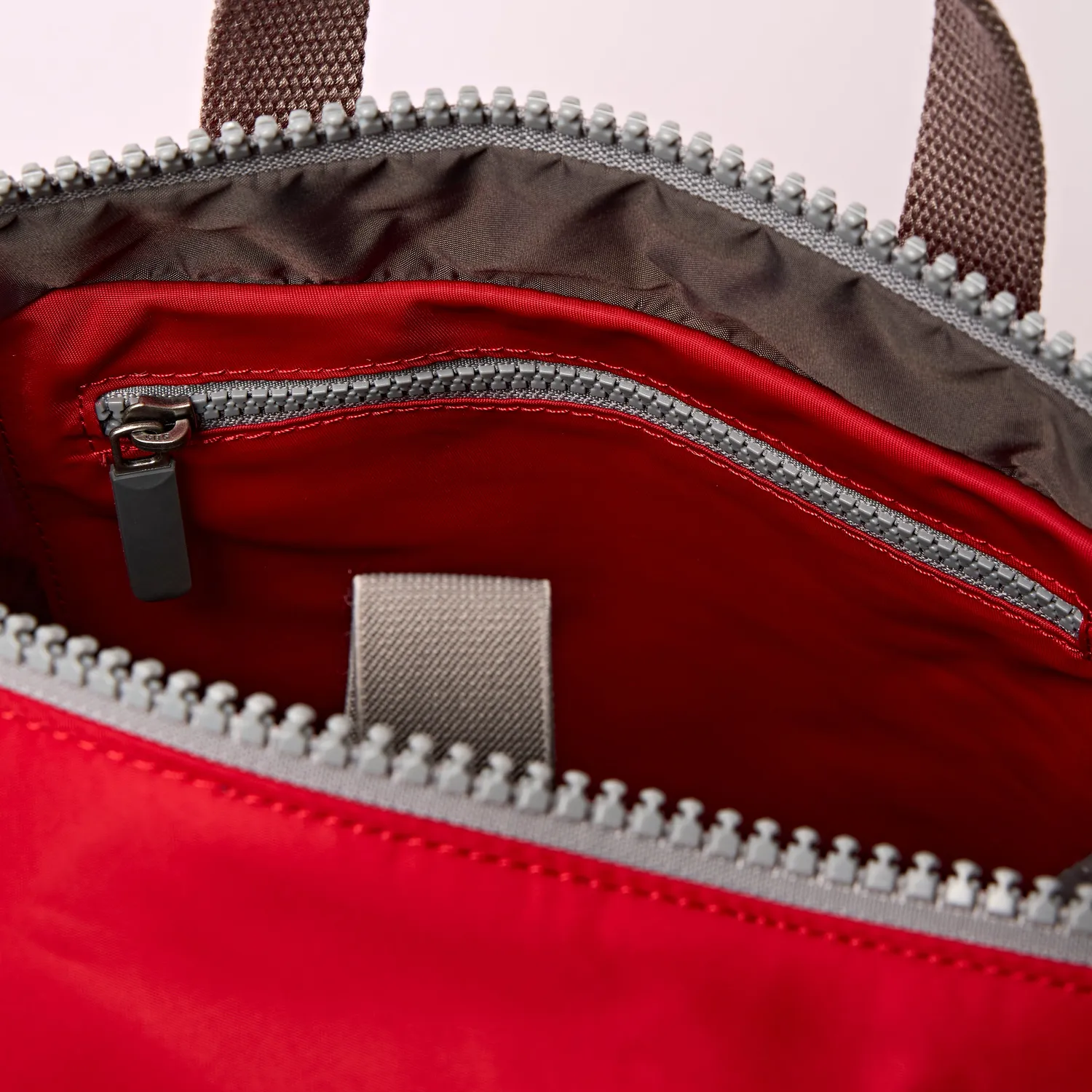 Roka London Canfield rygsæk Small Cranberry Stripe 9,8 liter