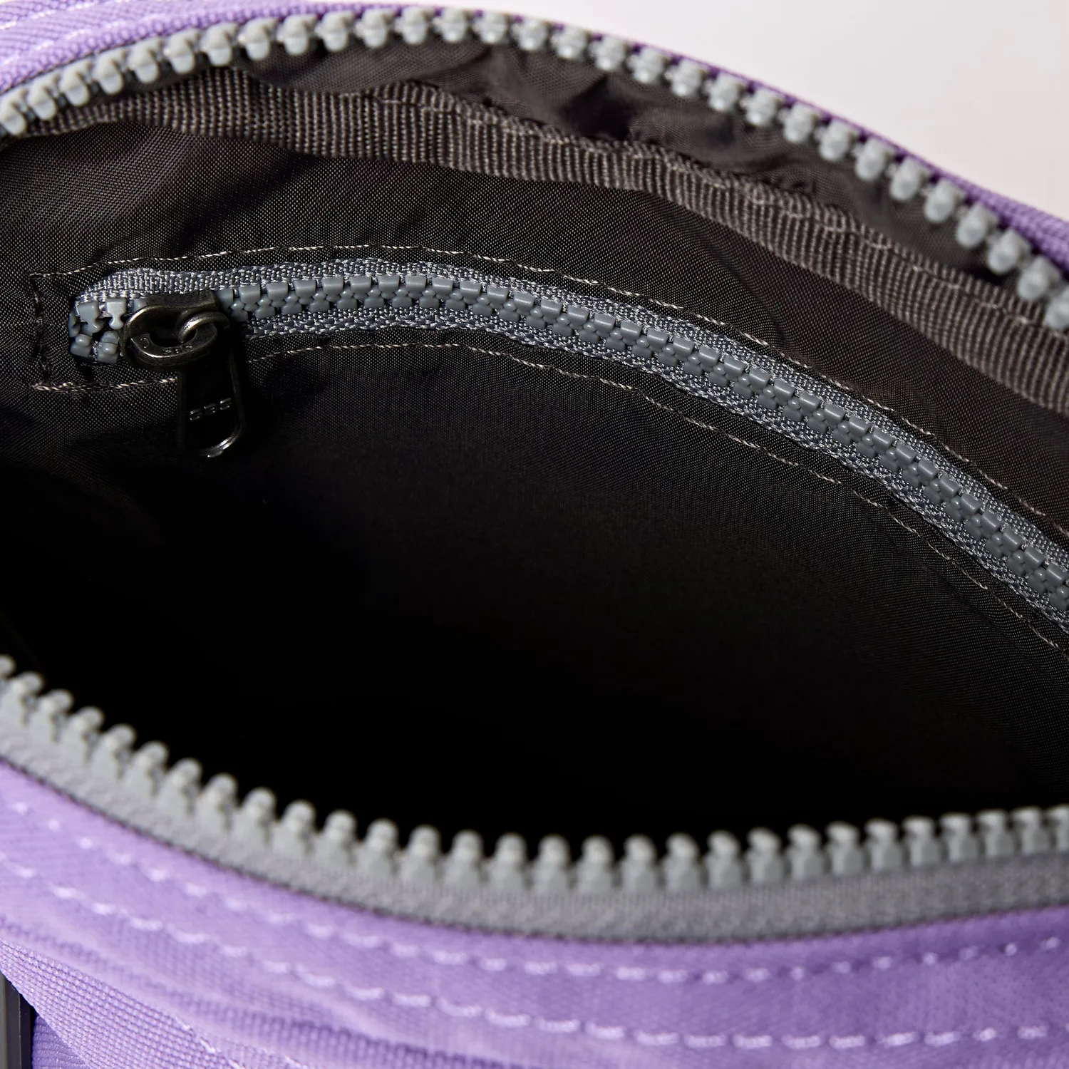 Roka London Bond Pocket crossbody taske Small Thistle Bloom