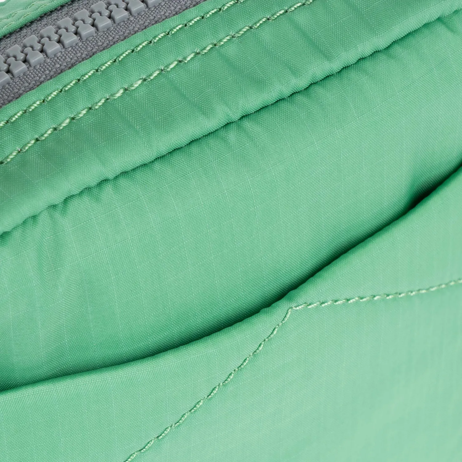 Roka London Bond Pocket crossbody taske Small matcha vejrbestandig