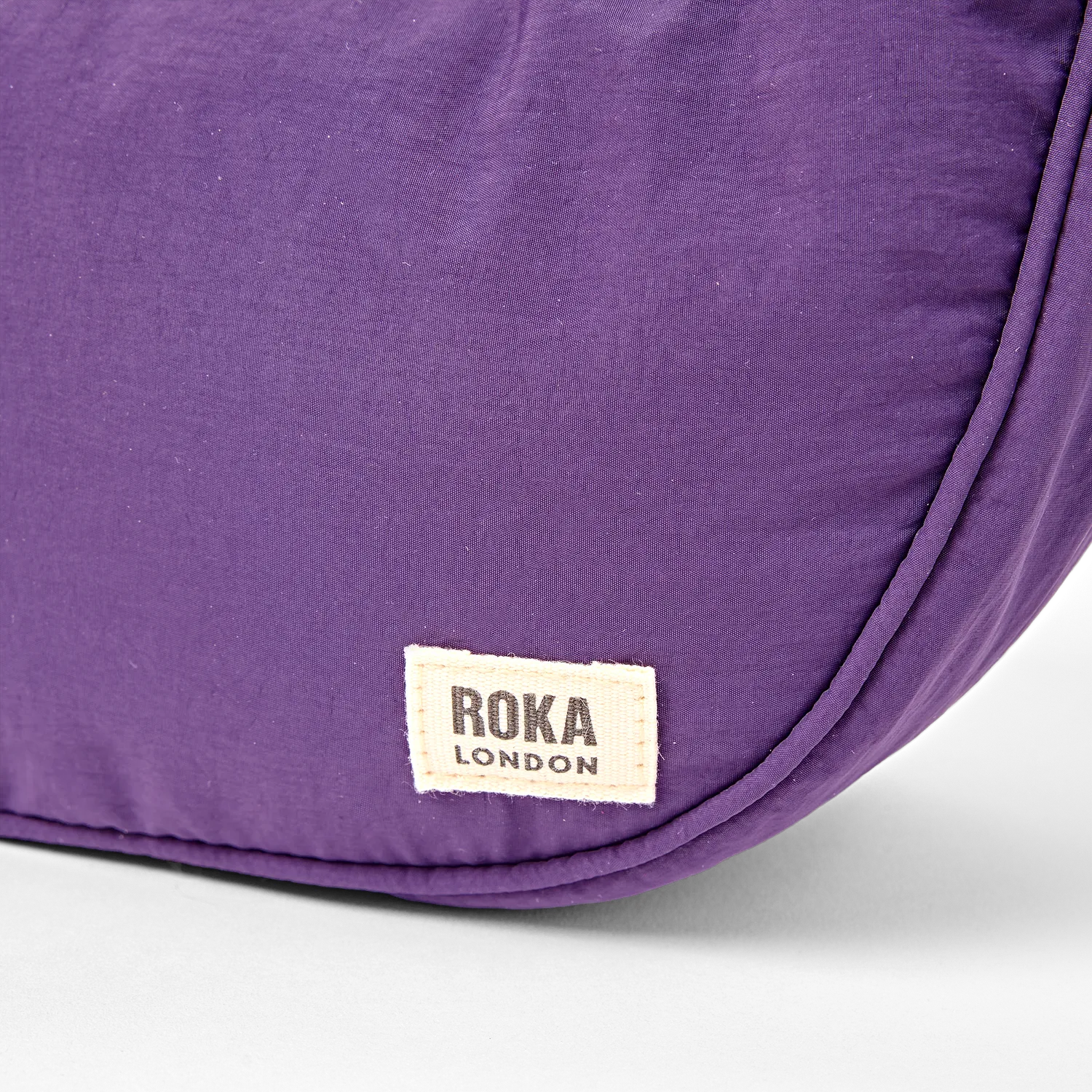Roka London Farringdon Gothic Grape halvmåne taske Small 4,2L