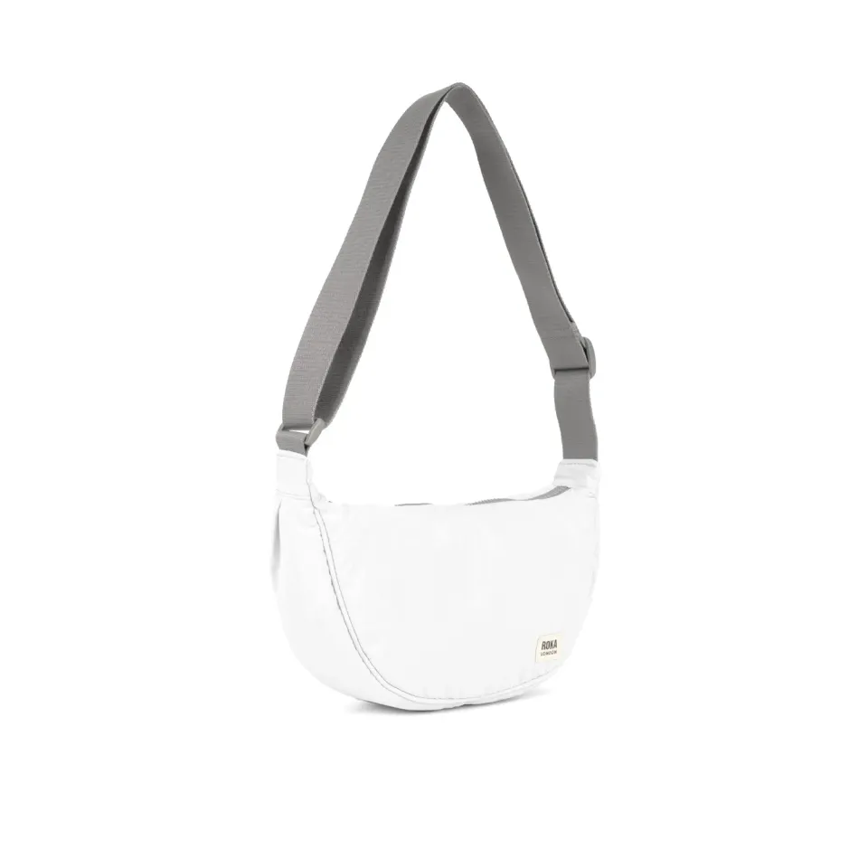 Roka London Farringdon Half Moon crossbody taske Coconut Small