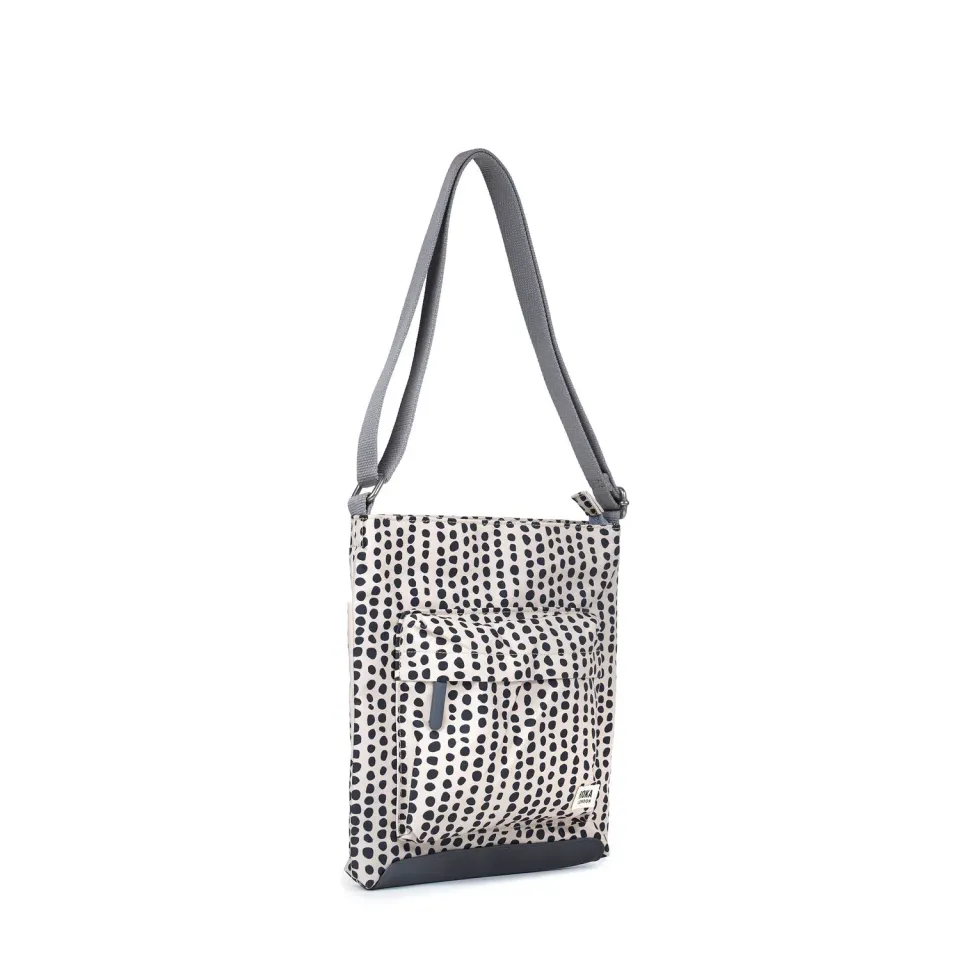 Roka London Kennington crossbody taske Linear Dot Medium 2,7 liter