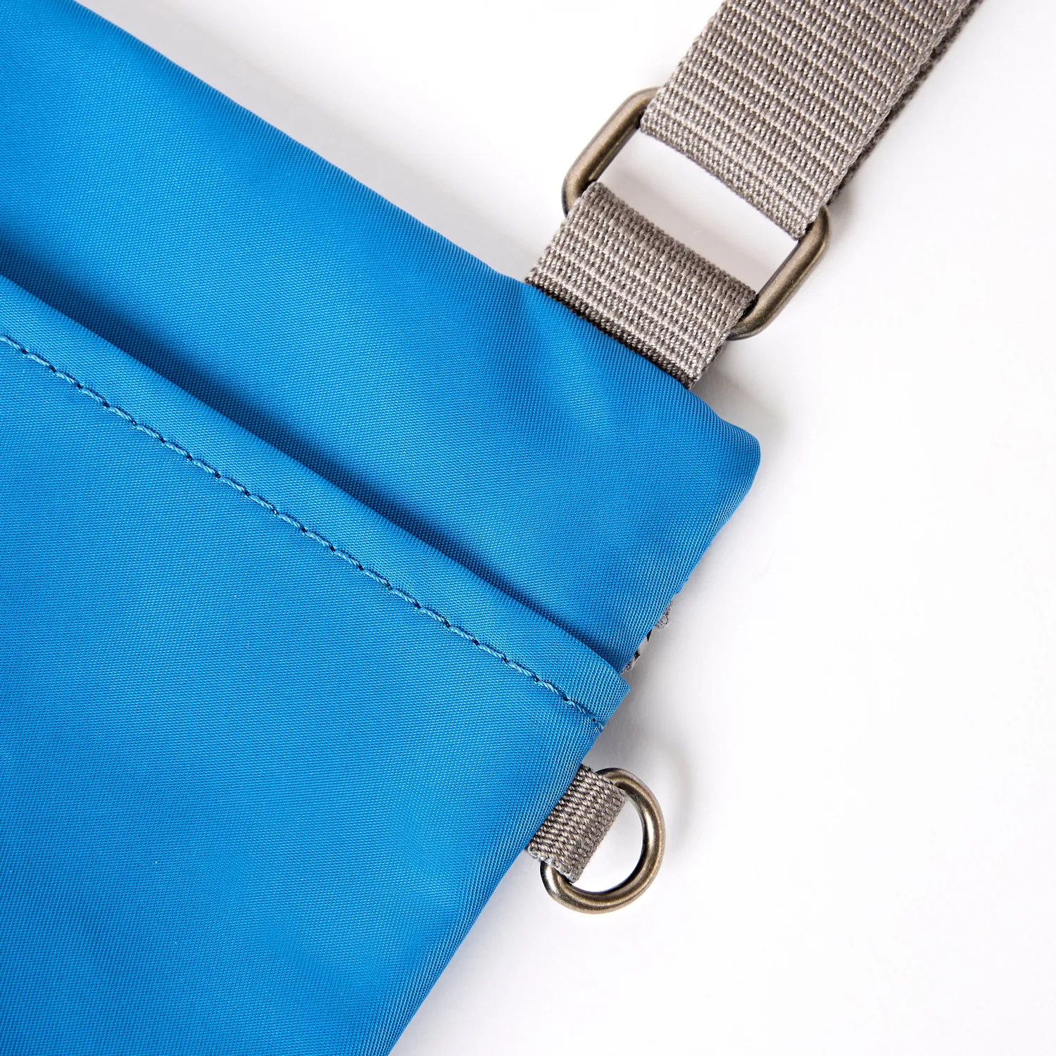 Roka London Chelsea B skuldertaske Medium blå let 0,6 liter