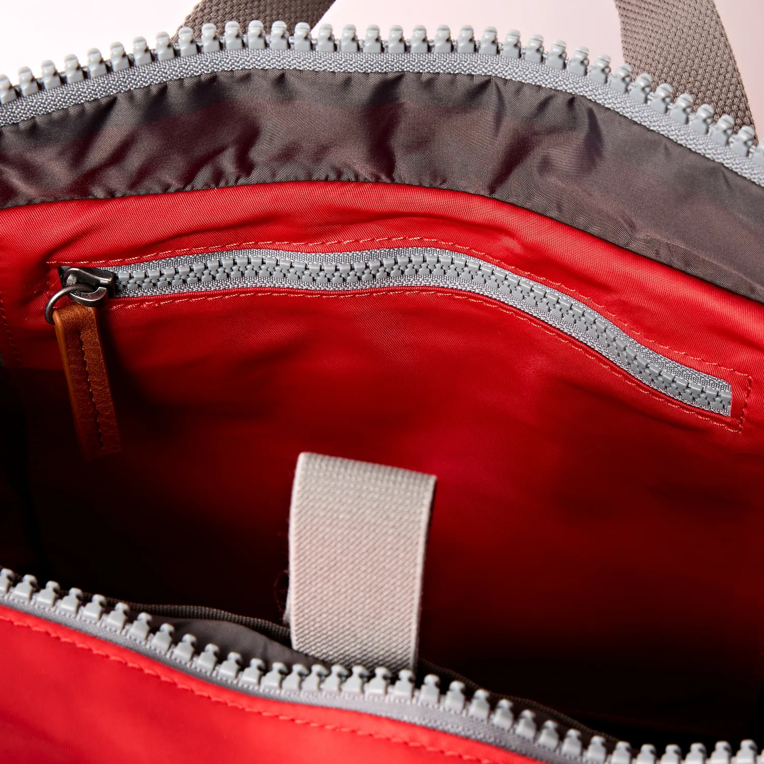 Roka London Canfield Roll Top rygsæk rød 16,4 liter