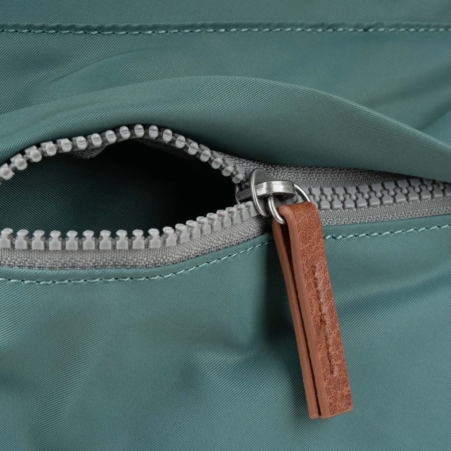 Roka London Kennington skuldertaske Sage Medium vegansk