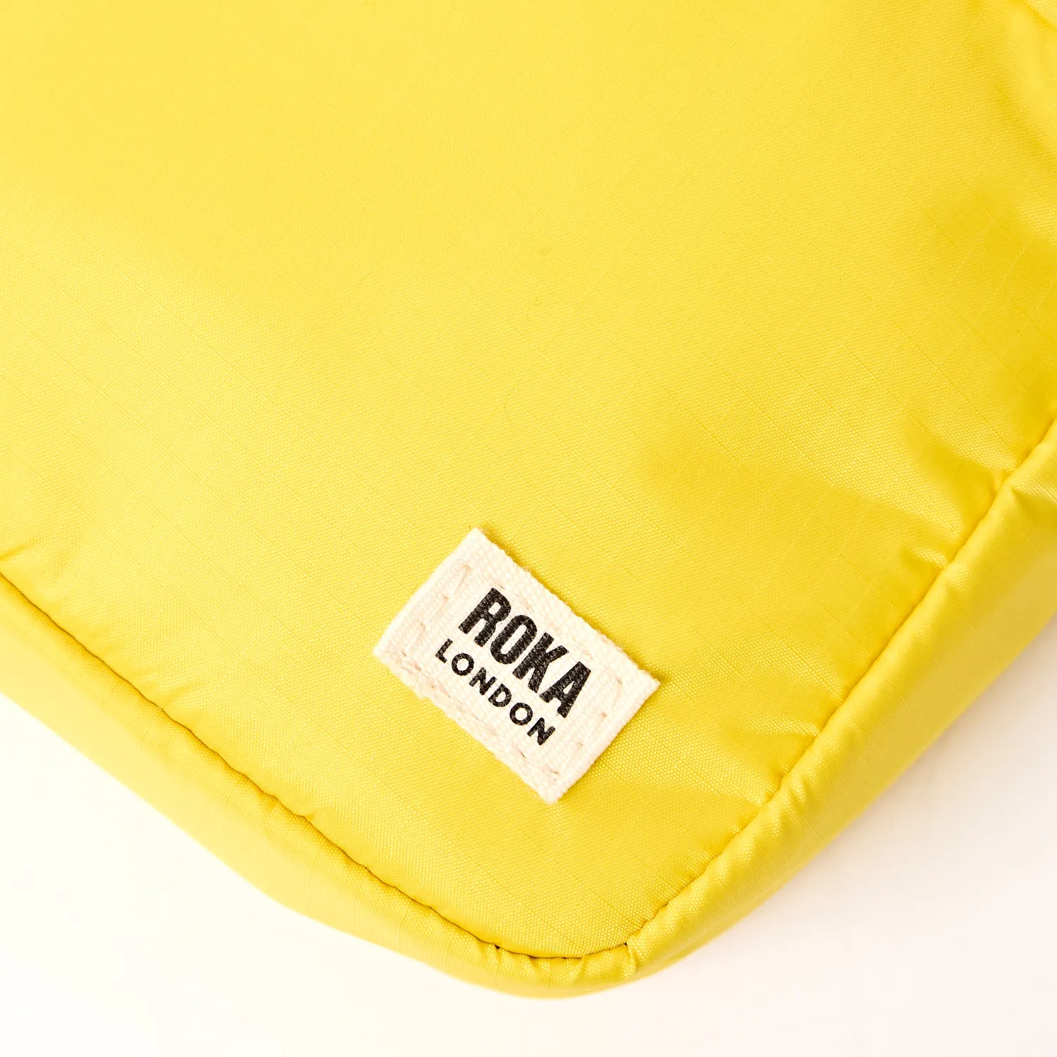 Roka London Bond Pocket crossbody taske passion fruit small nylon