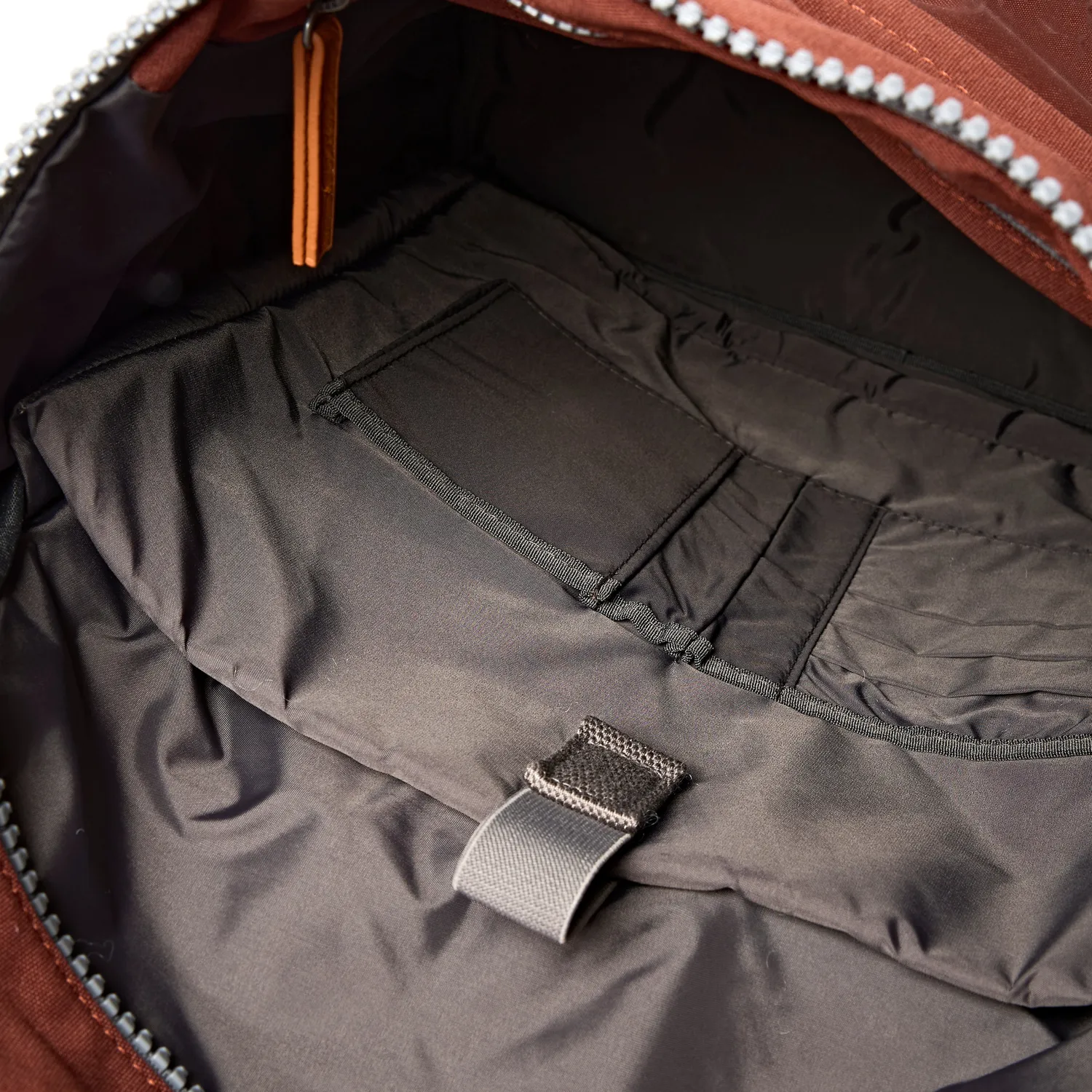 Roka London Finchley Henna rygsæk Small laptoprum