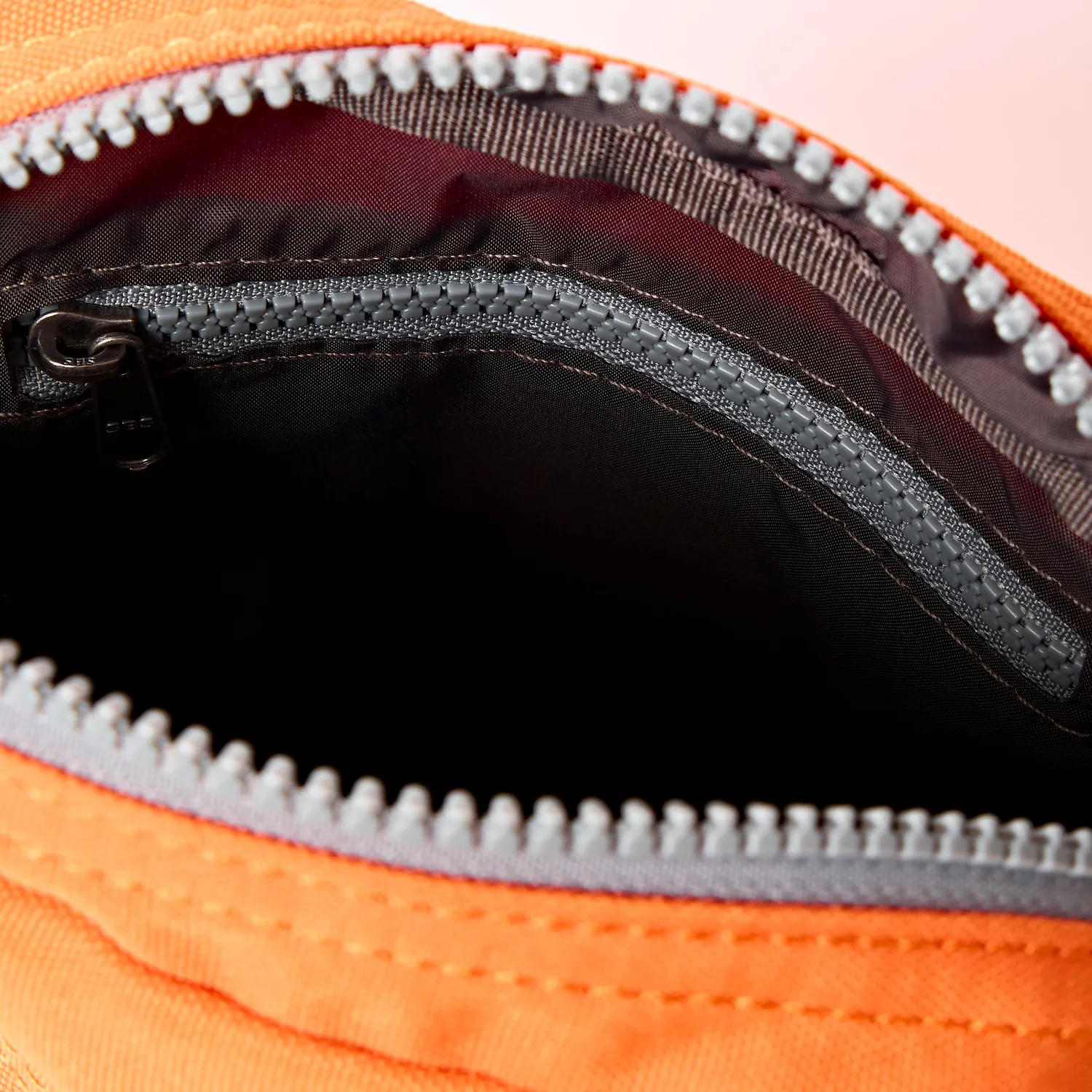 Roka London Bond Pocket crossbody taske Small jaffa orange vejrbestandig