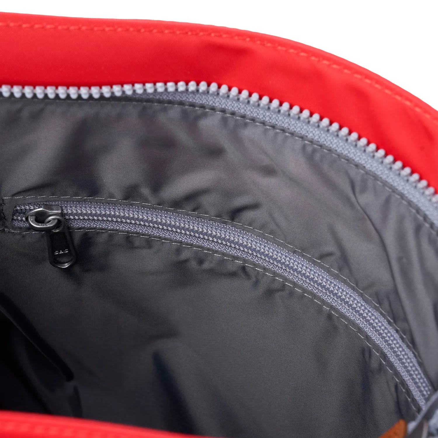 Roka London Kennington crossbody taske Medium rød 2,7 liter