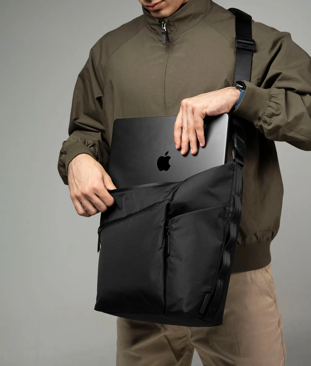 Alpaka Flow Satchel 10L skuldertaske sort laptop