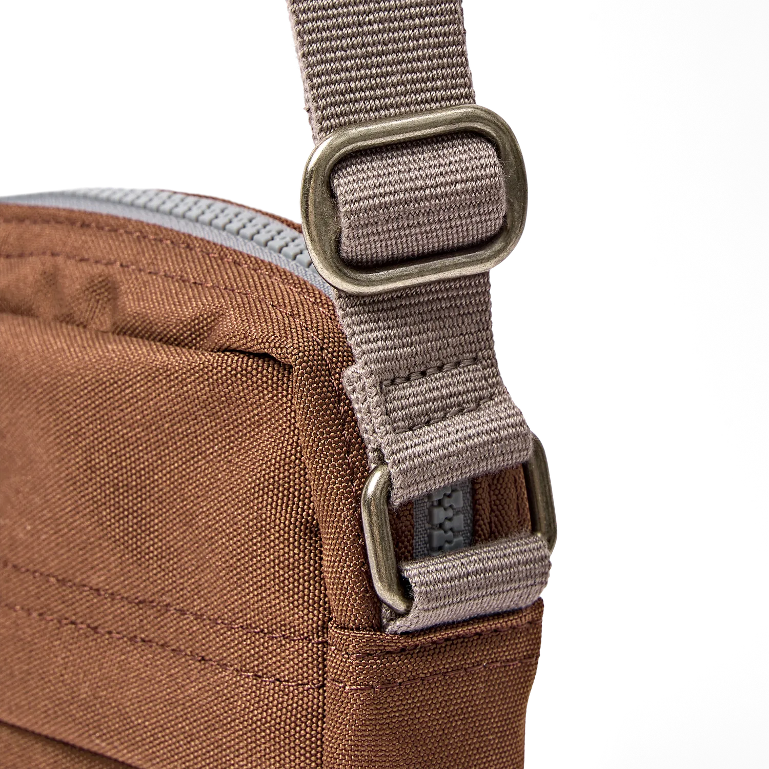 Roka London Bond Pocket crossbody taske Cinnamon Small 1,5 liter
