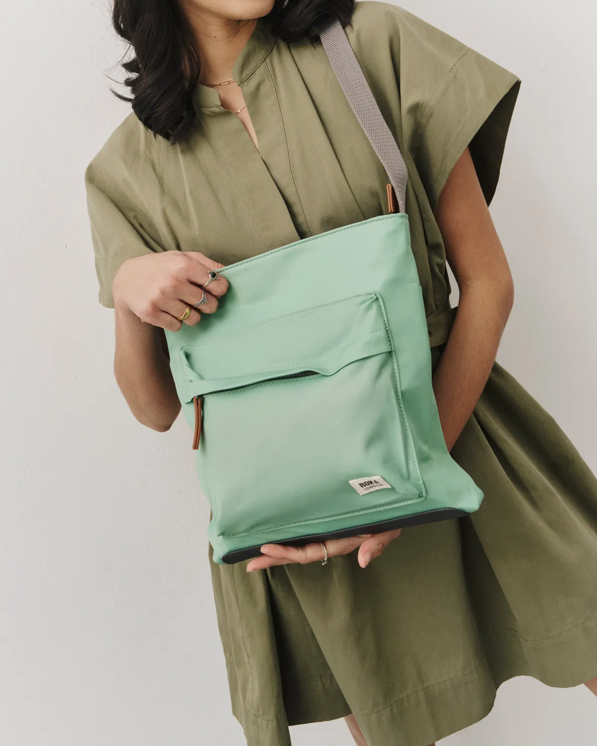Roka London Kennington Matcha crossbody medium grøn
