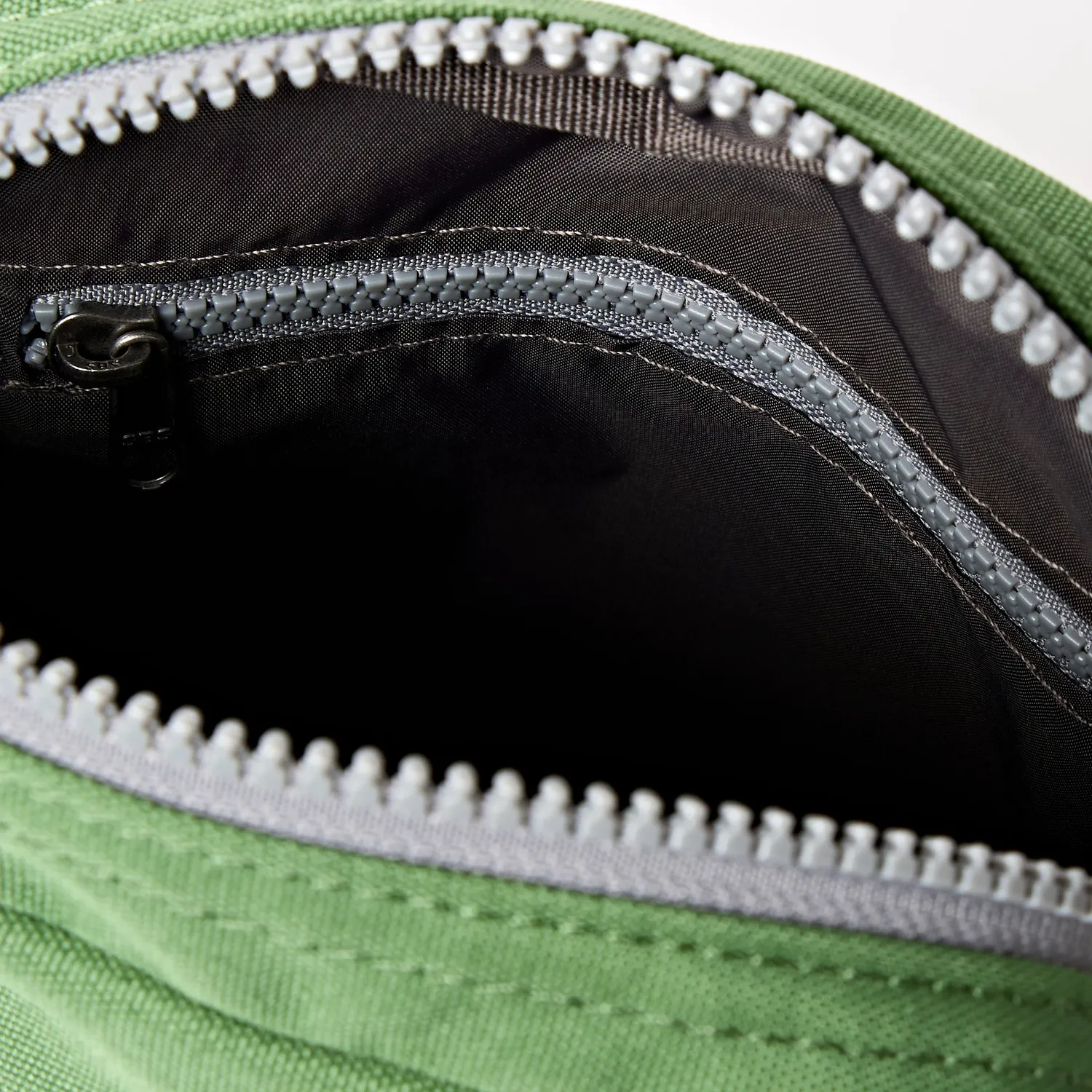 Roka London Bond Pocket crossbody taske Artichoke Small vegansk