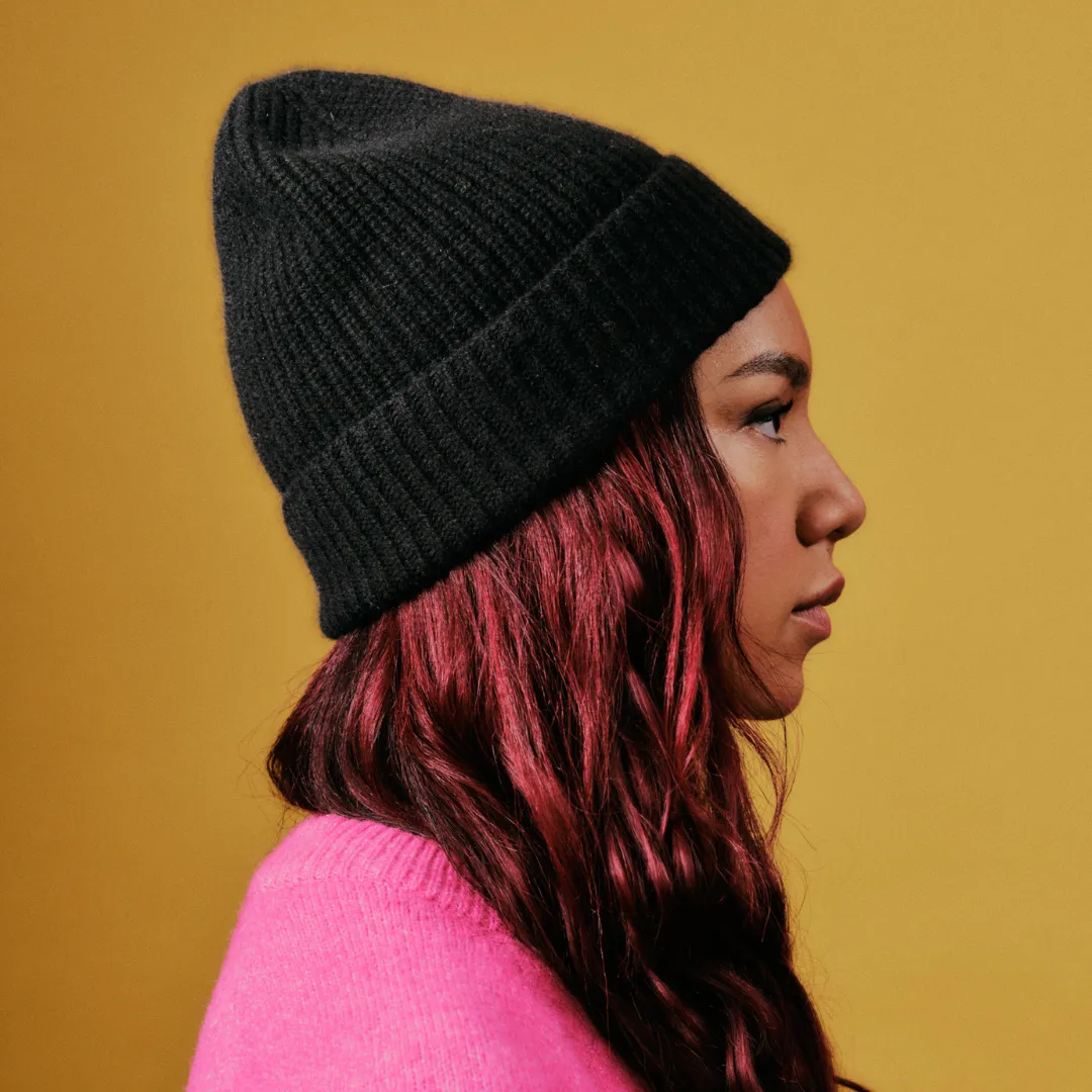 Roka London Shard beanie hue Sort kashmir