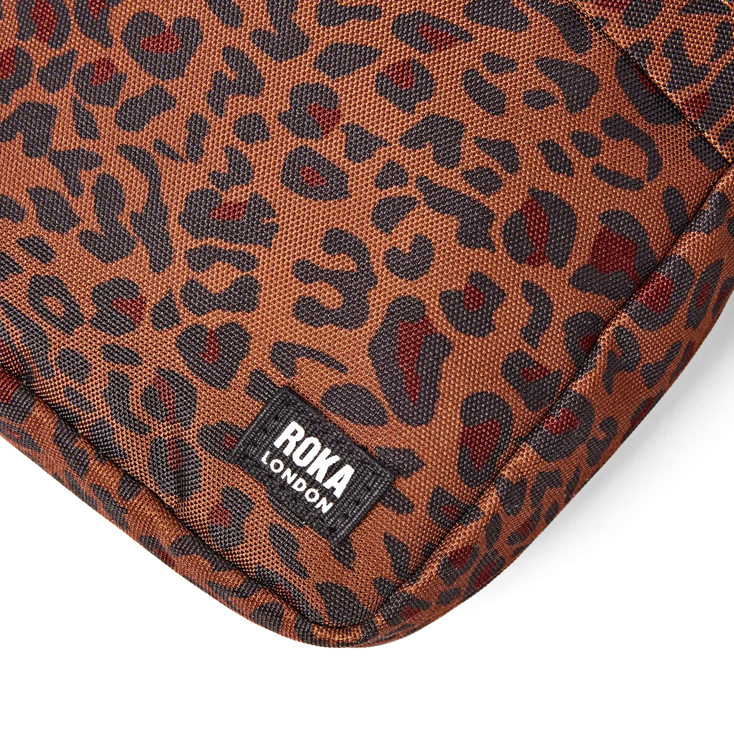 Roka London Bond Pocket crossbody taske Small mini leopard