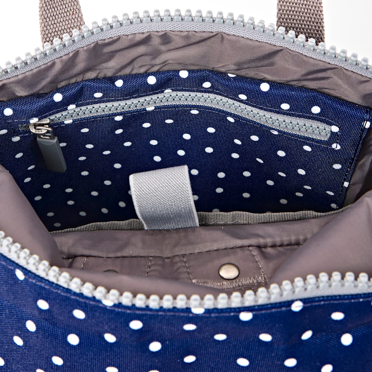 Roka London Canfield Navy Polka Dot rygsæk medium