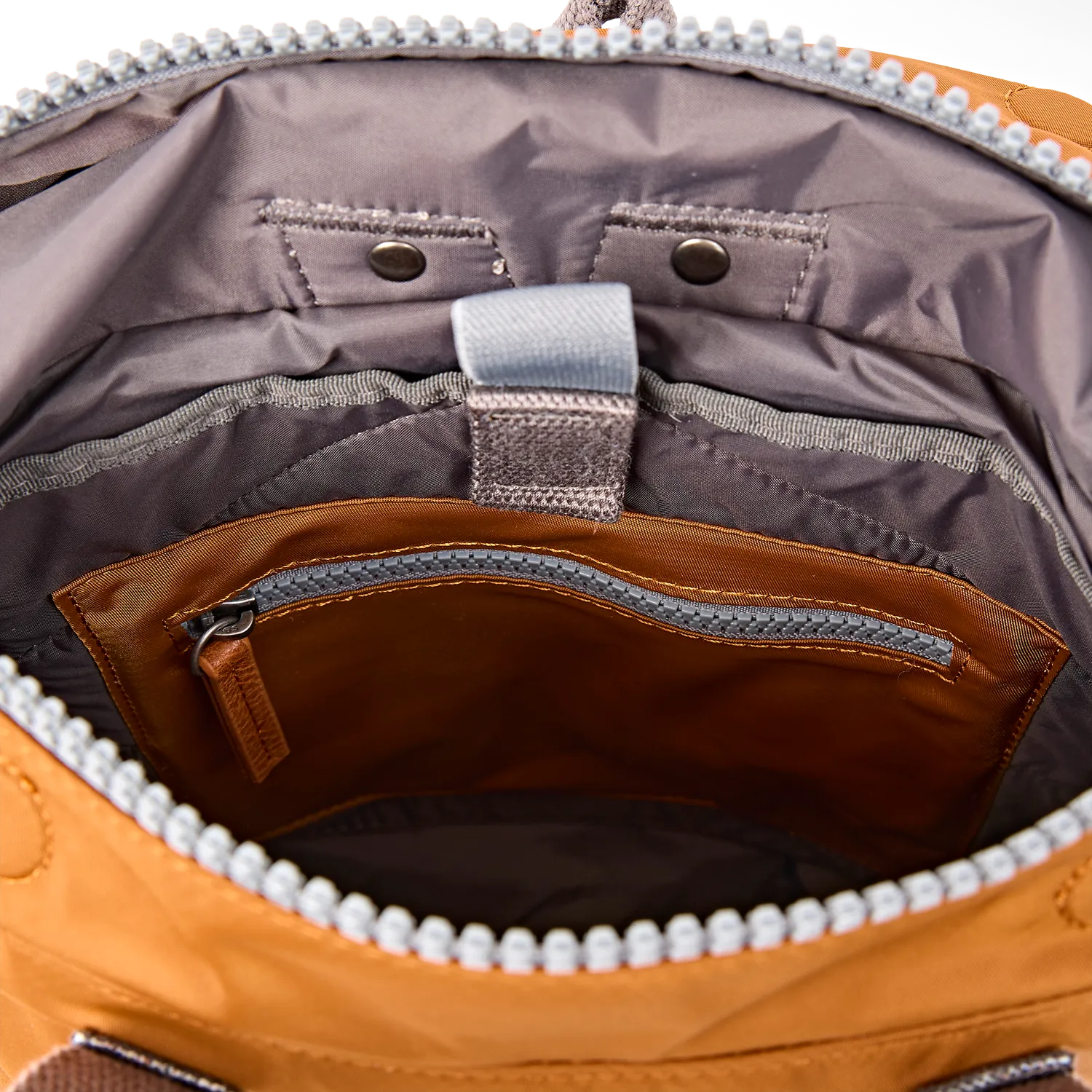 Roka London Canfield roll top rygsæk Biscuit vandafvisende