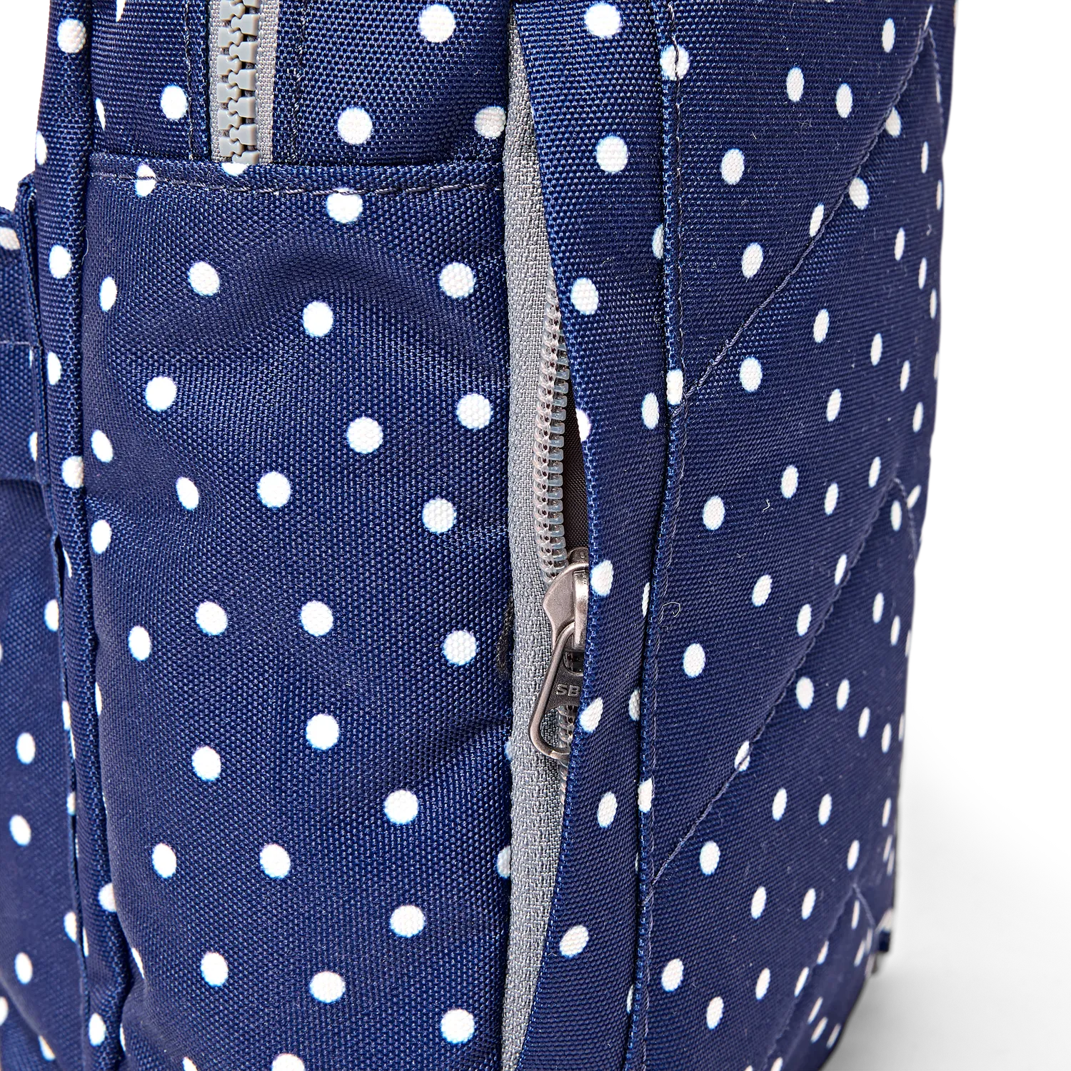 Roka Willesden crossbody taske navy prik Large med lynlås