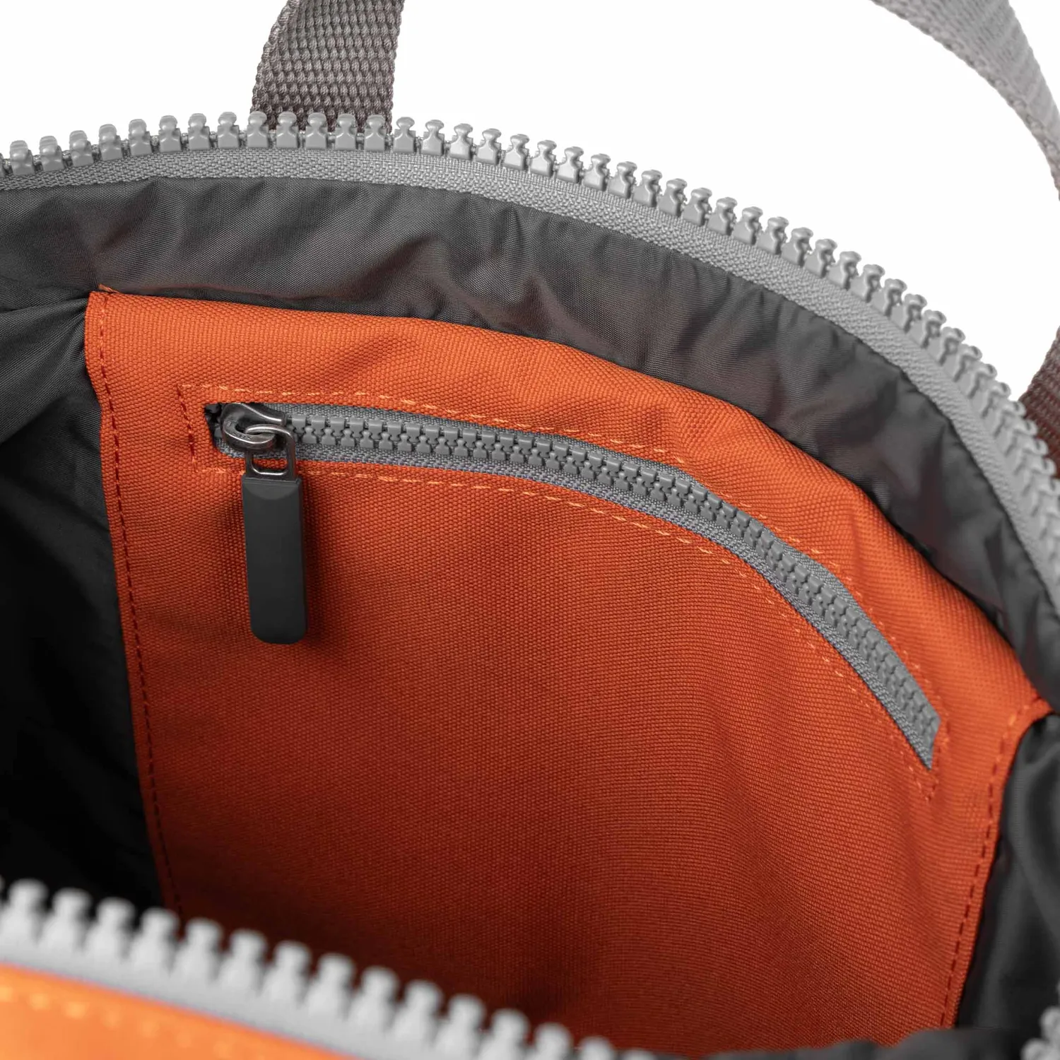 Roka London Waterhouse Multipocket rygsæk Atomic Orange Medium 15 liter