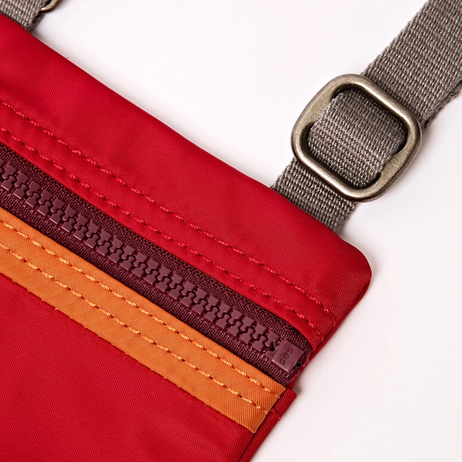 Roka London Chelsea XS sling taske cranberry stripe 0,3 liter