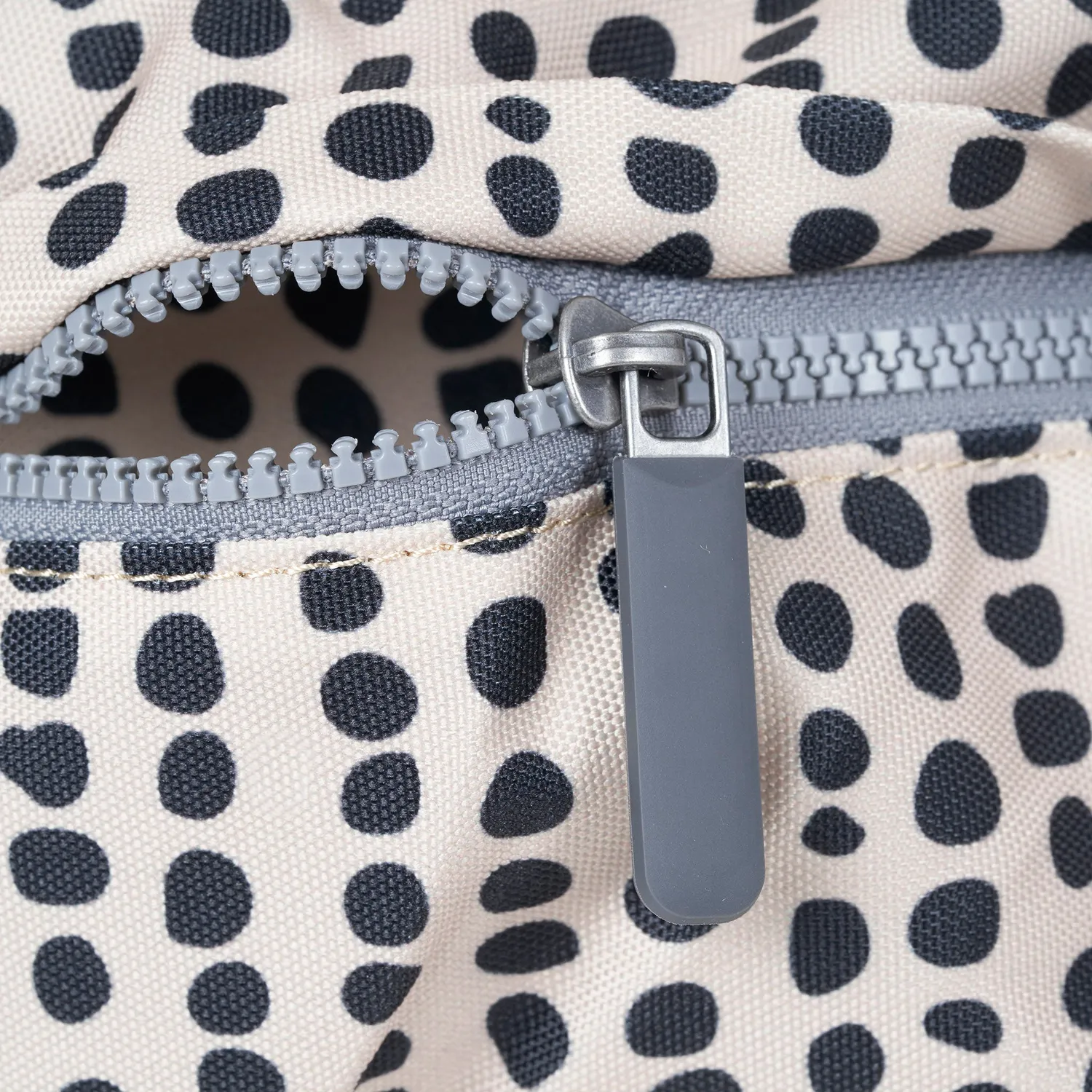 Roka London Kennington crossbody taske Linear Dot Medium 2,7 liter