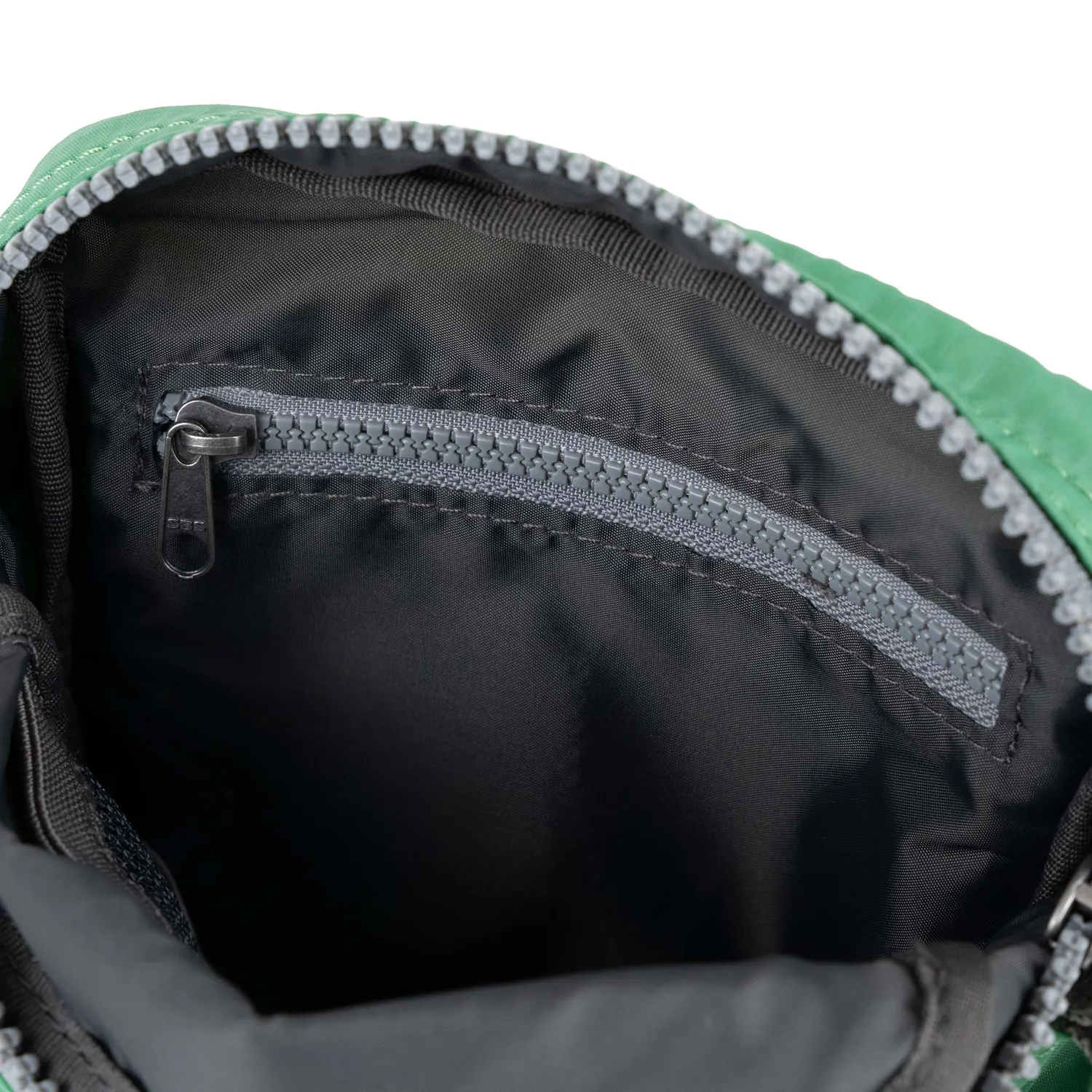 Roka London Bond Pocket crossbody taske Small matcha vejrbestandig