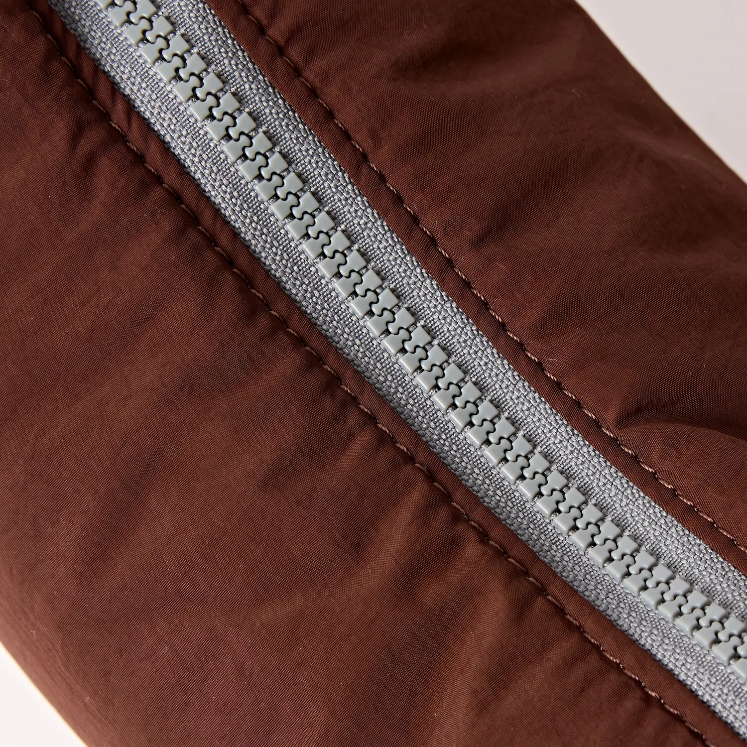 Roka London Farringdon Chocolate halvmåne taske Small 4,2L