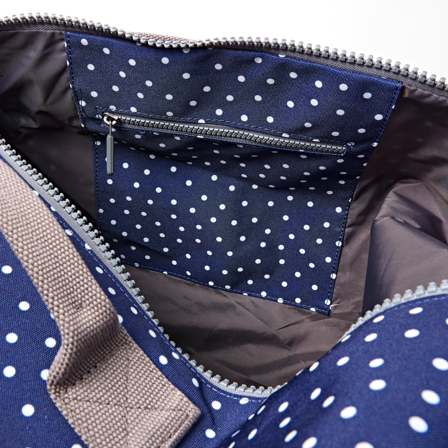 Roka London Heathrow duffelbag Navy Polka Dot Large skorum
