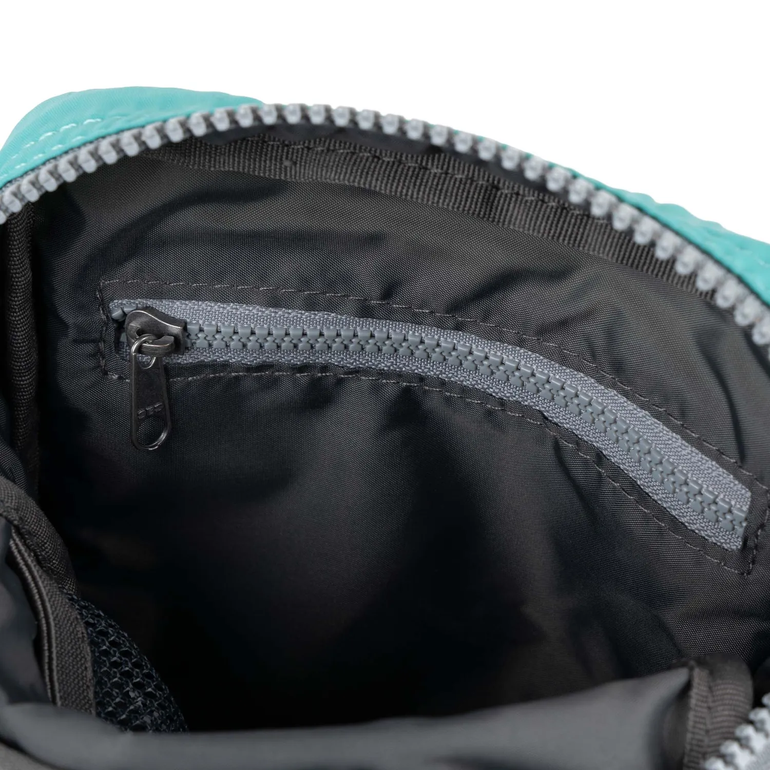 Roka London Bond Pocket crossbody taske Small aquatic vandafvisende