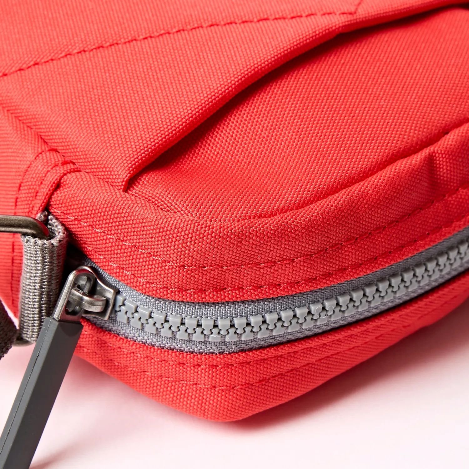 Roka London Bond Small crossbody taske scarlet 1,5 liter